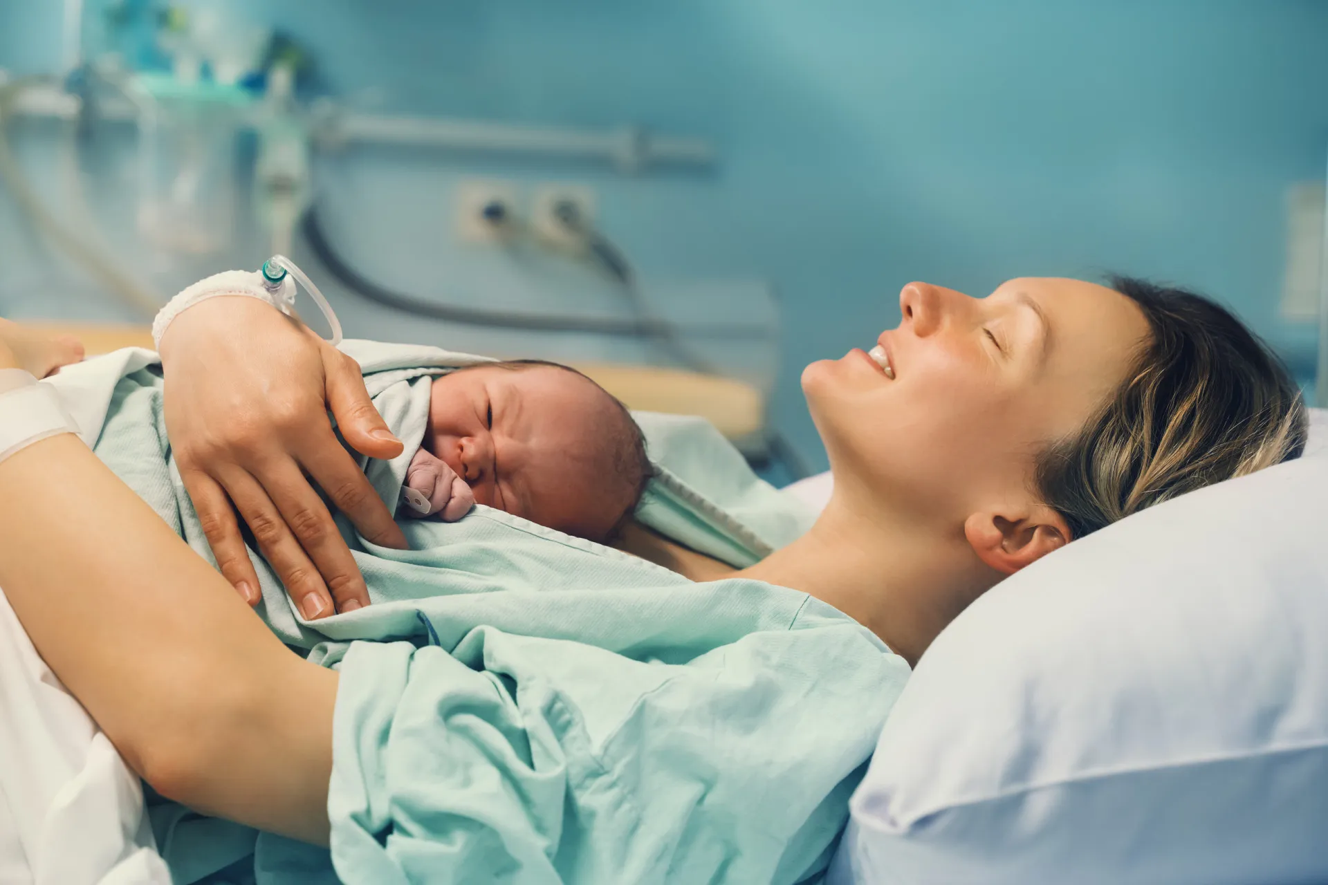 Mãos em prece, simbolizando gratidão e julgamento divino do nome Jayden.