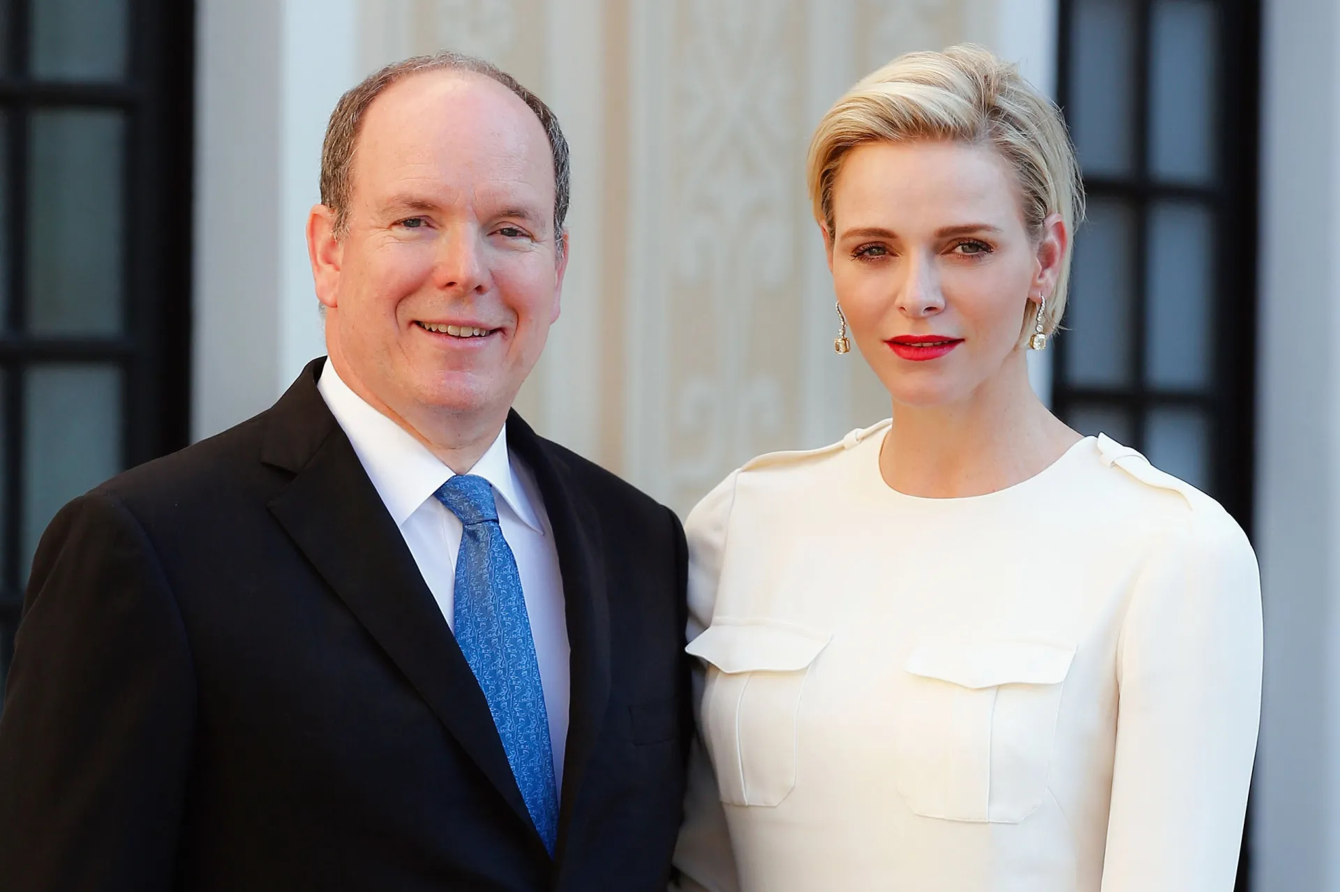 Príncipe Albert e Charlene de Mônaco em evento oficial, mantendo distância.