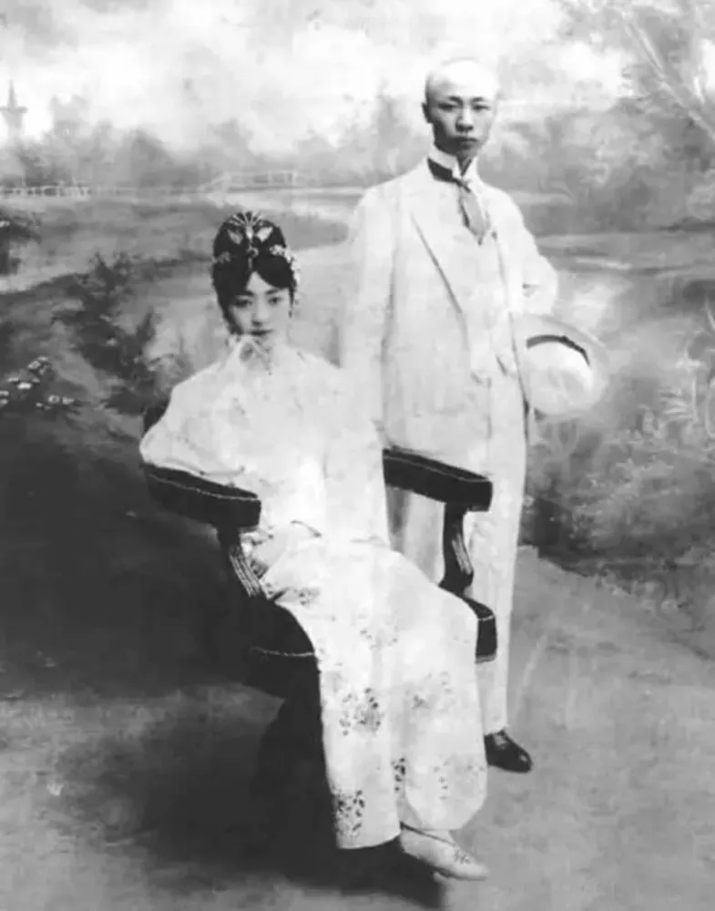 O último imperador da China, Puyi, e sua esposa, Gobulo Wan Rong, em seu casamento.