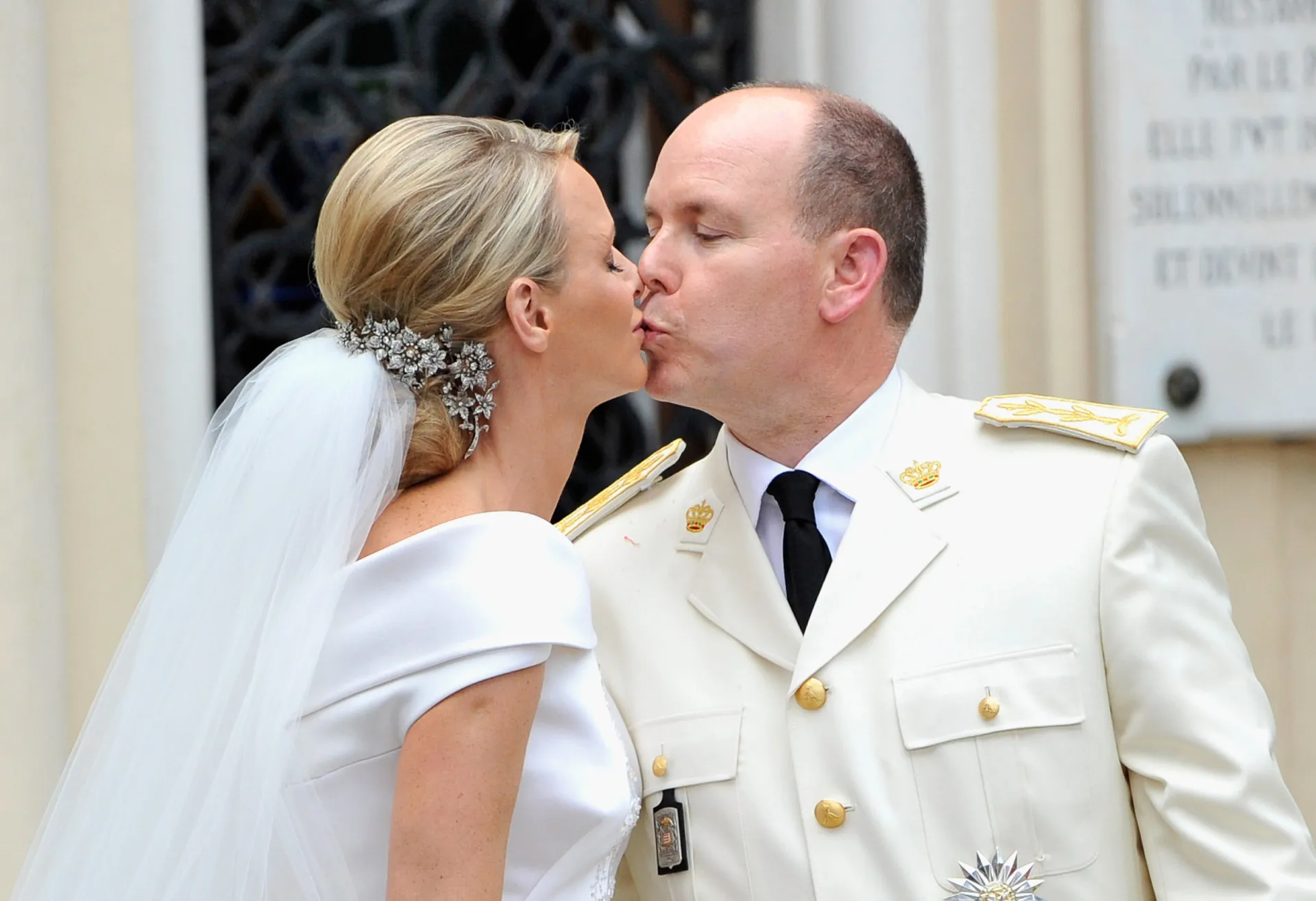 Príncipe Albert e Charlene de Mônaco em seu casamento, com expressões sérias.