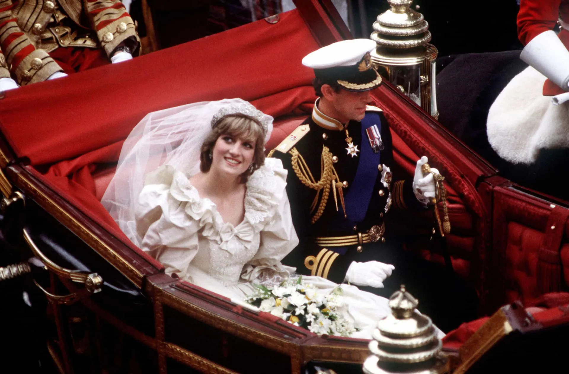 Príncipe Charles e Lady Diana Spencer no dia do casamento, que já começava com maus presságios.