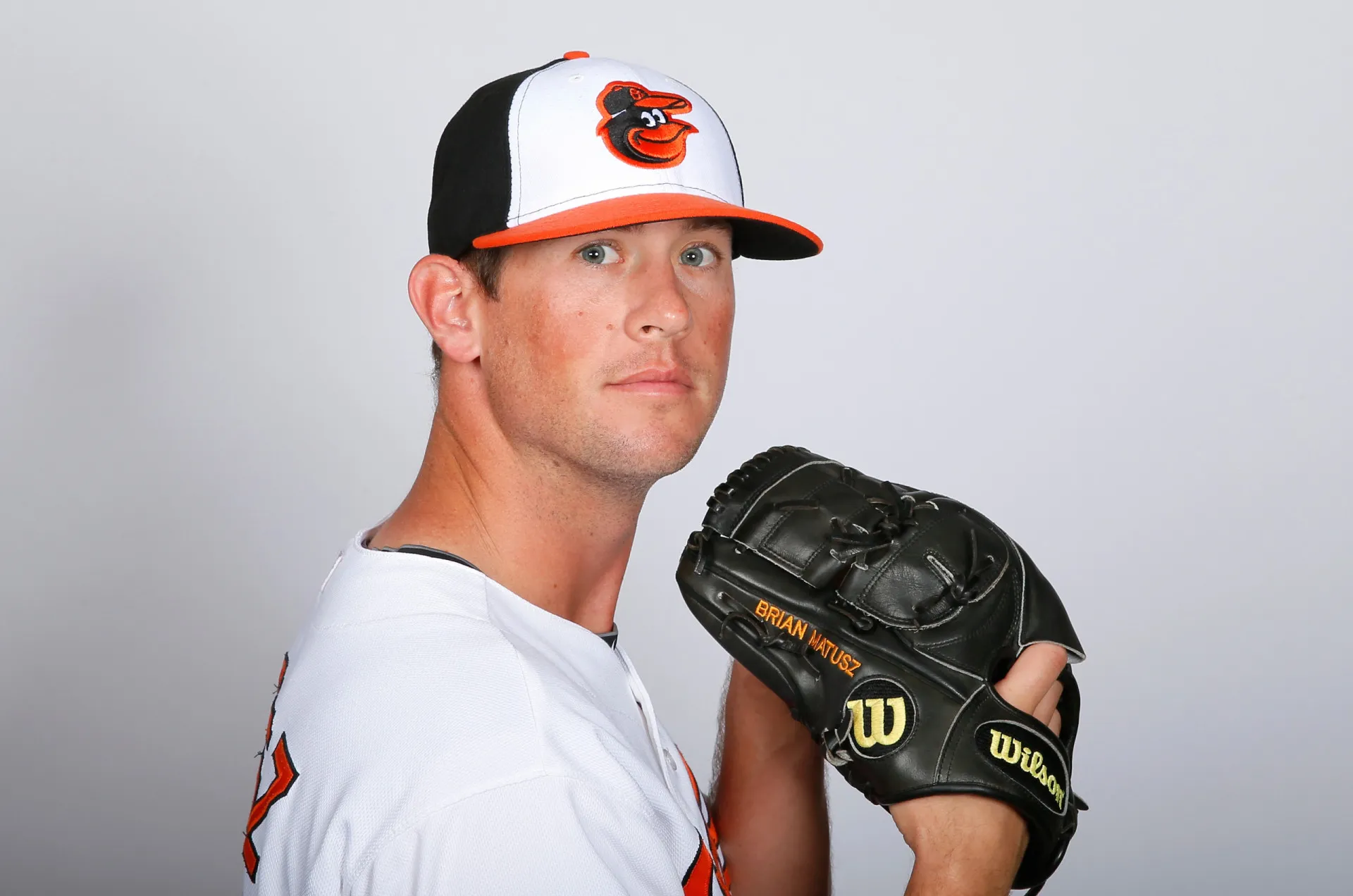 O ex-jogador de beisebol Brian Matusz em ação, arremessando a bola.