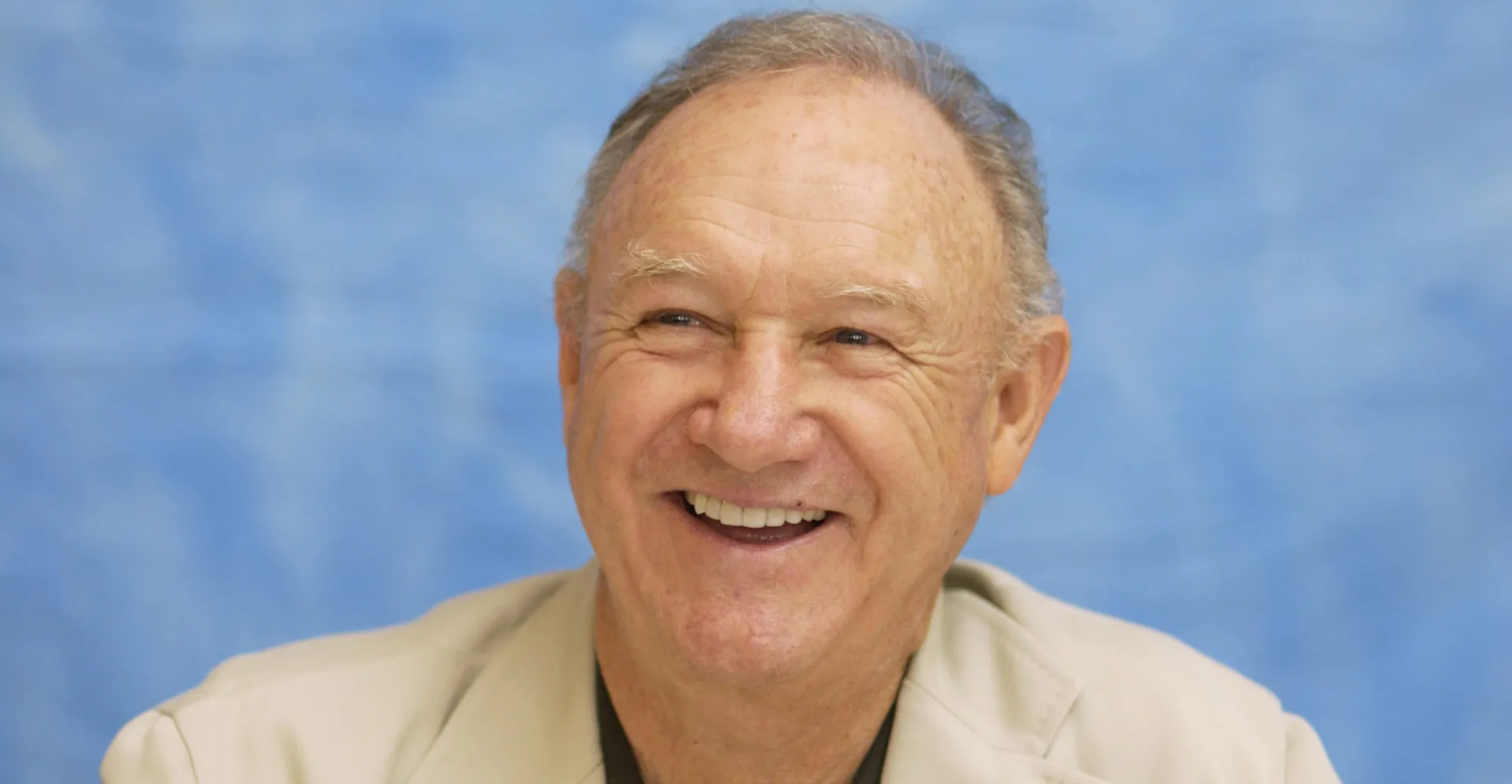 O premiado ator Gene Hackman em um retrato, com seu olhar penetrante e característico.