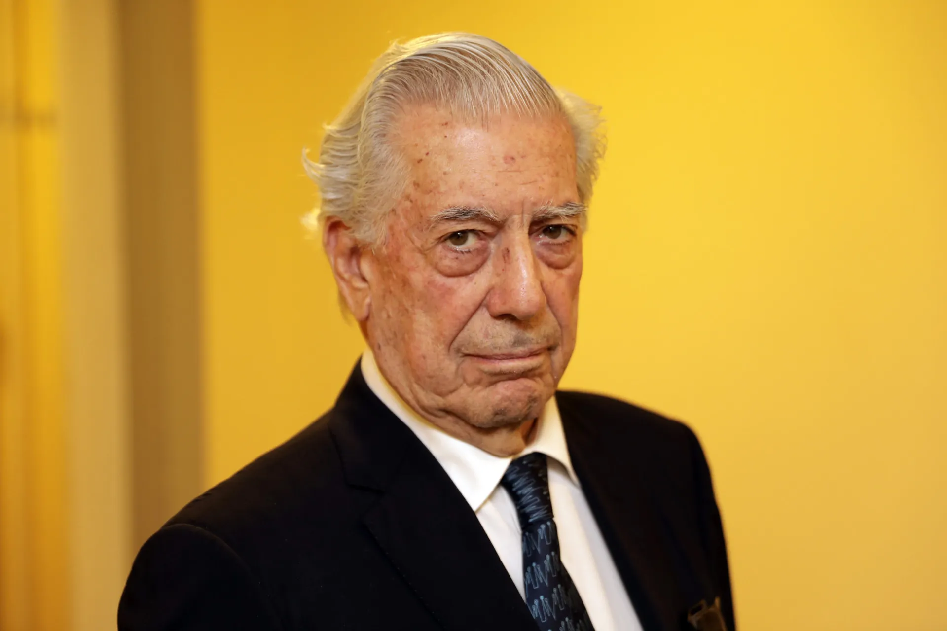 O escritor peruano Mario Vargas Llosa, ganhador do Prêmio Nobel, em um retrato formal.