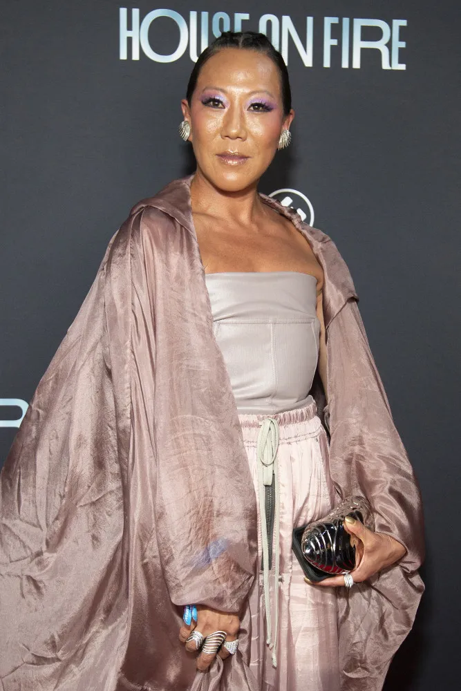 A designer de joias e estrela de 'Bling Empire: Nova York', Lynn Ban, com um de seus designs arrojados.