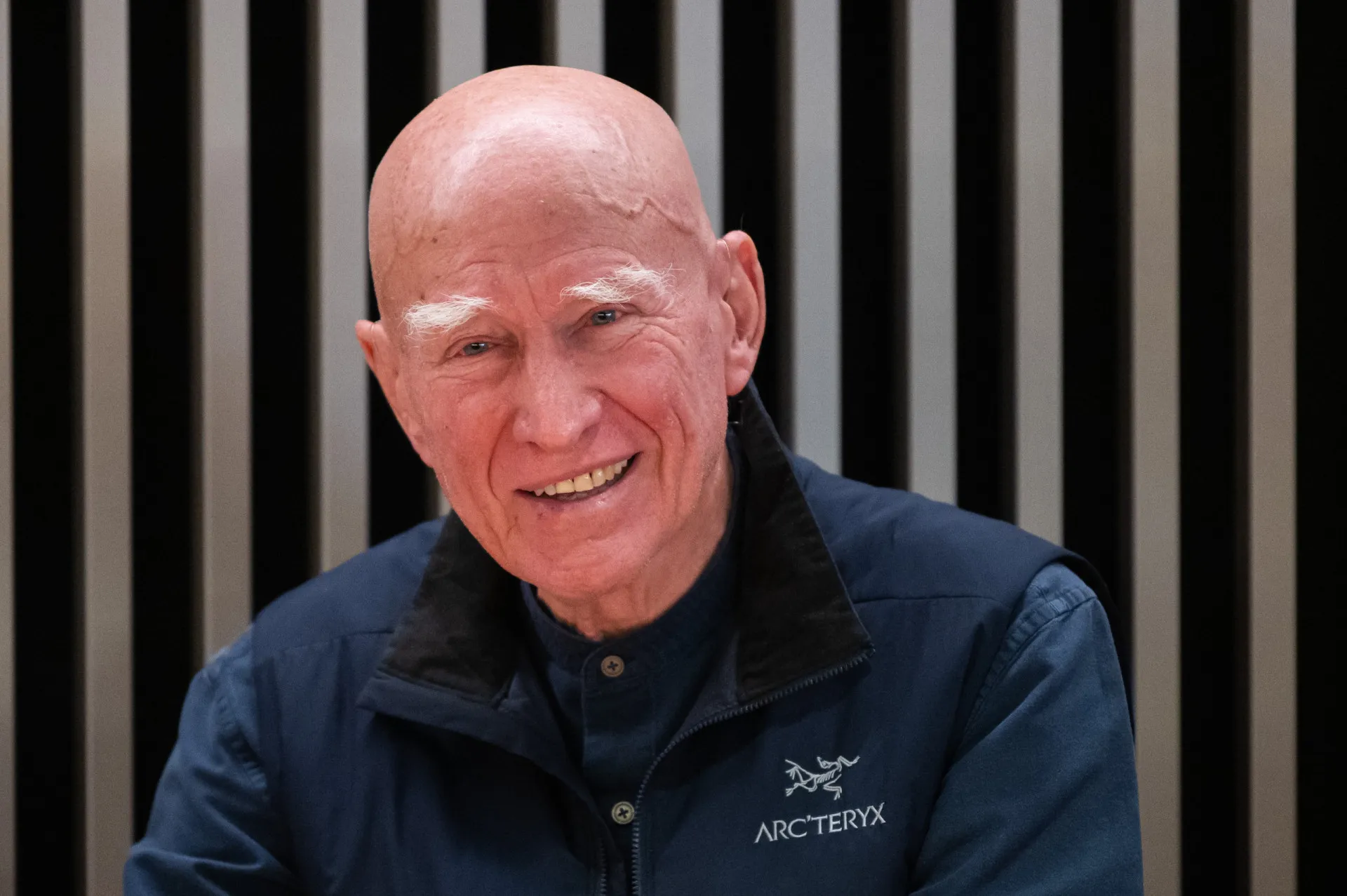 O fotógrafo brasileiro Sebastião Salgado, com sua câmera, olhando para o horizonte.