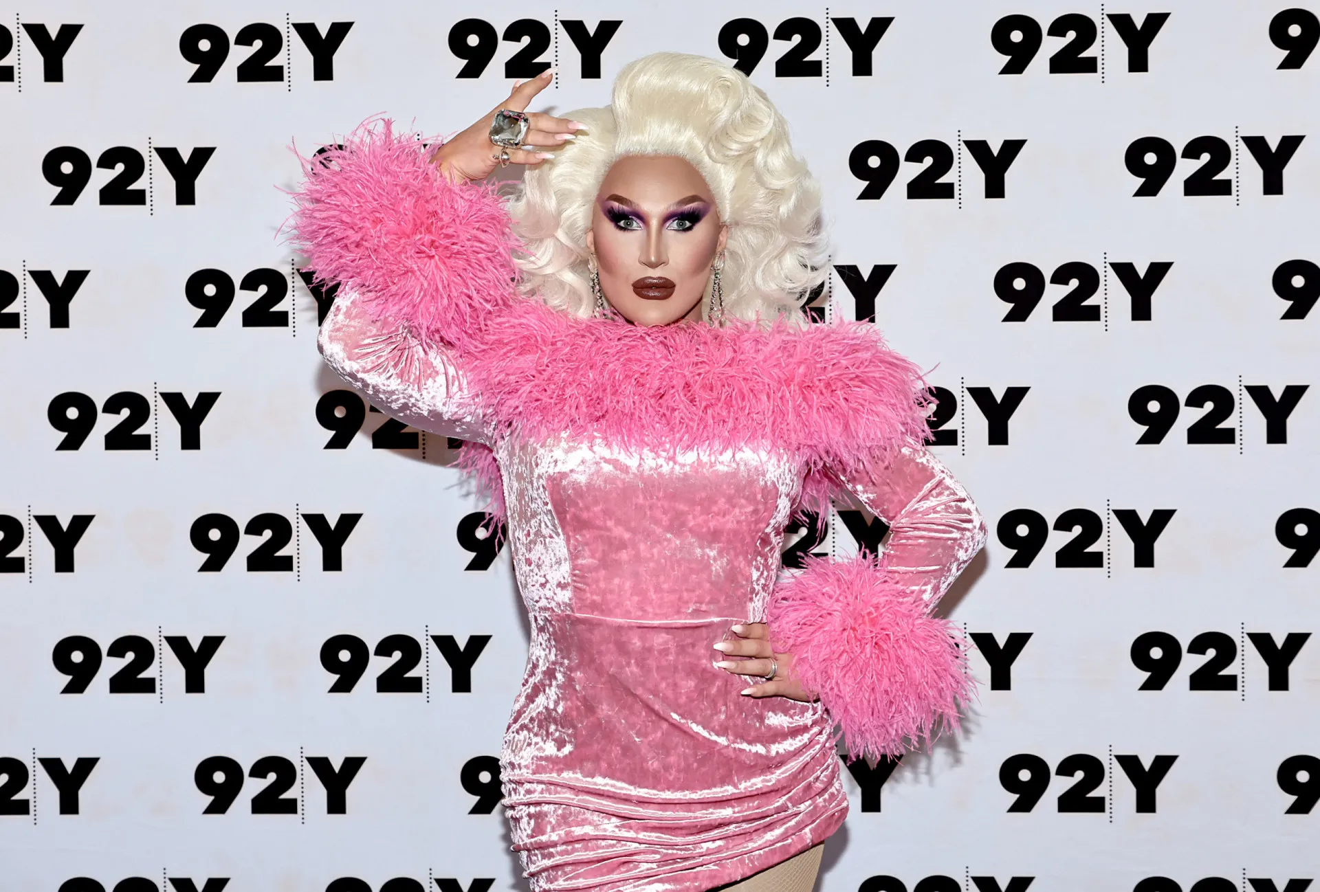 A drag queen The Vivienne, vencedora do RuPaul's Drag Race UK, em uma montagem deslumbrante.
