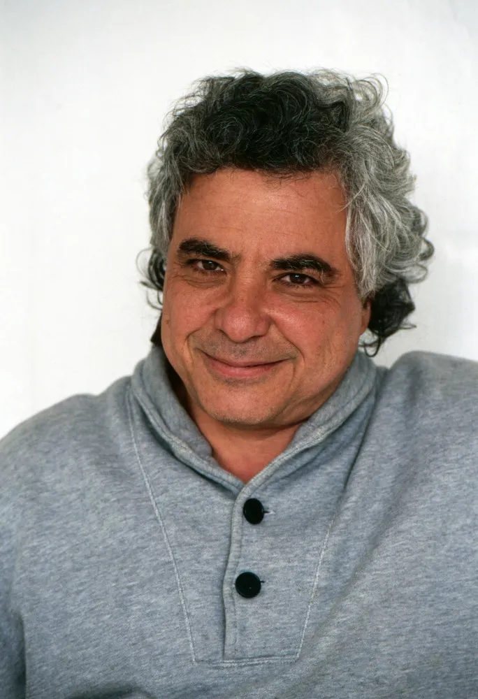 O diretor francês Jeannot Szwarc no set de filmagem.