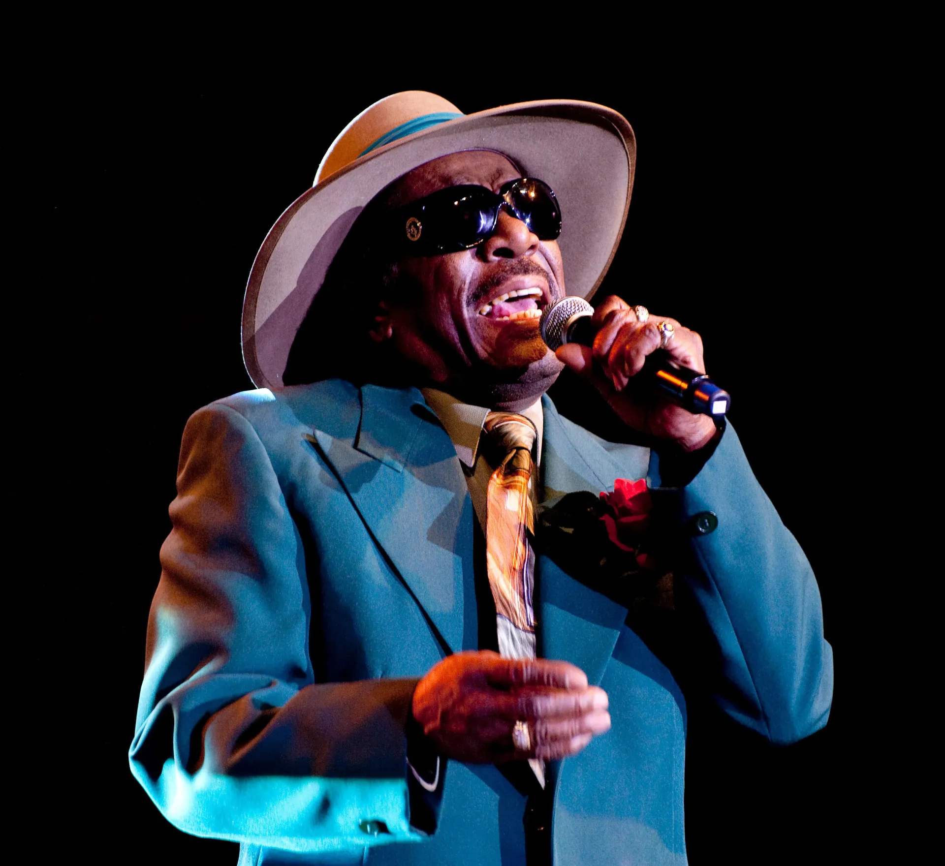 O cantor de soul Brenton Wood durante uma performance nos anos 60.
