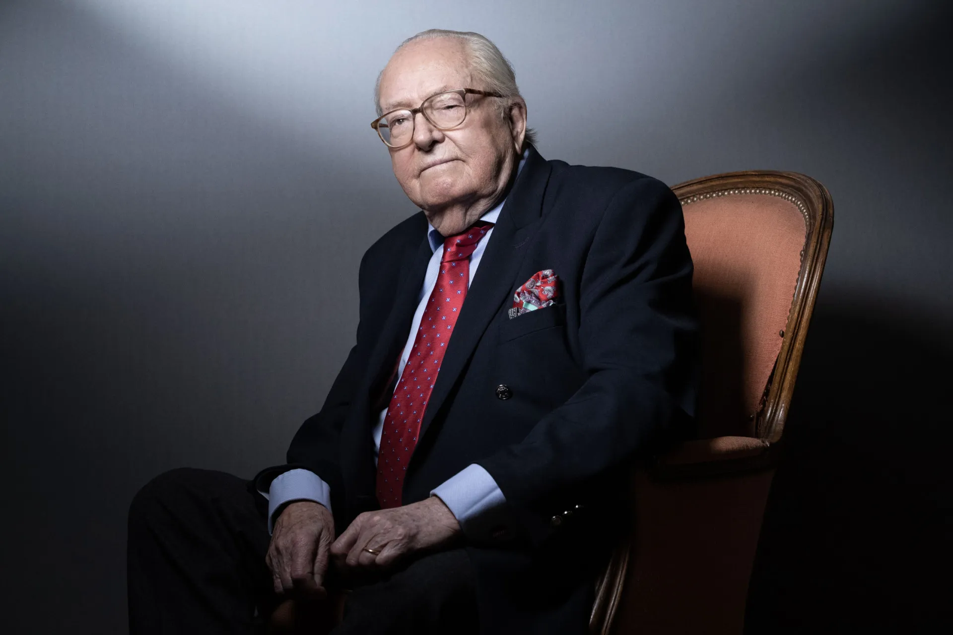 O político francês Jean-Marie Le Pen, uma figura polêmica e influente na política europeia.