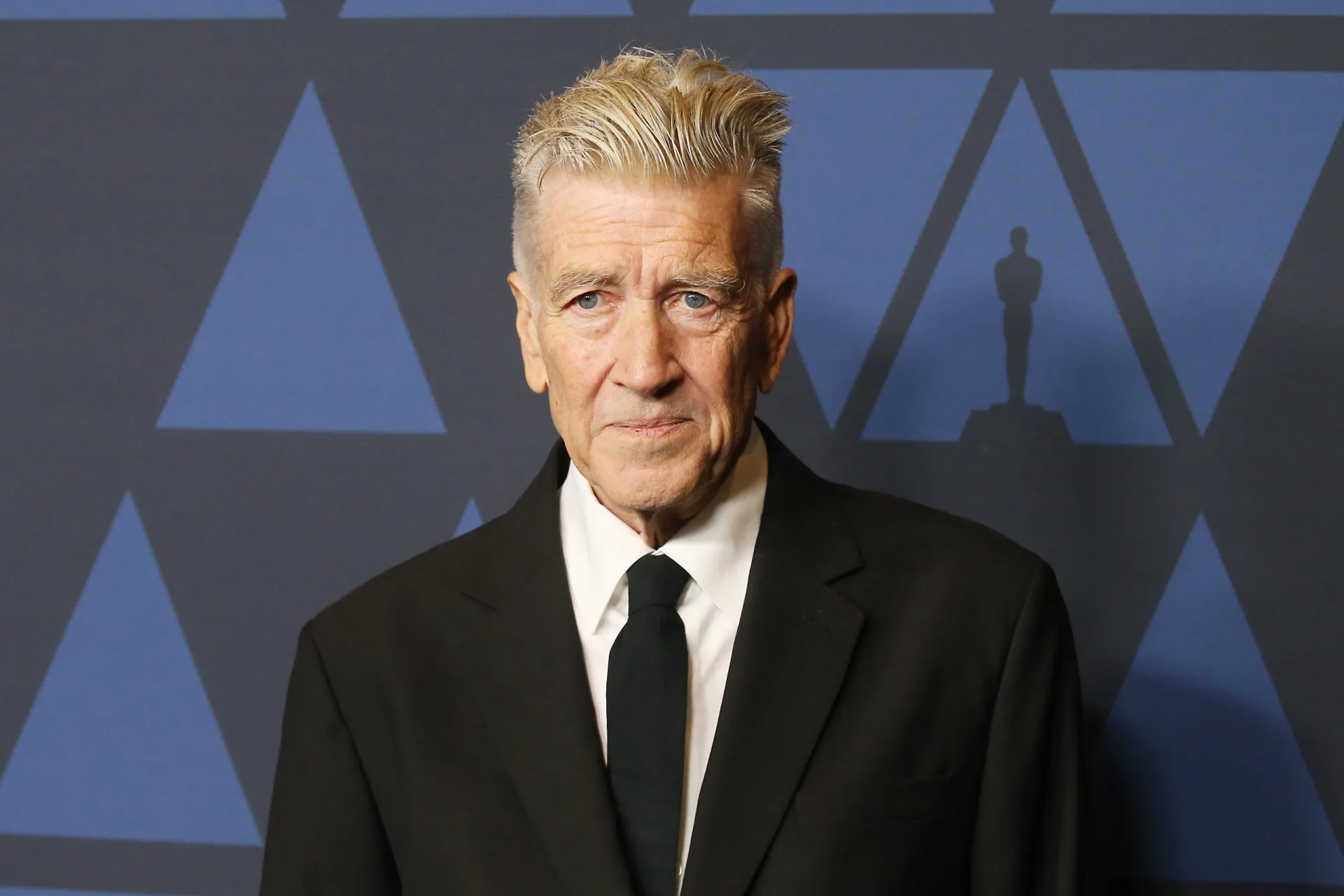O diretor David Lynch, com seu penteado característico e olhar enigmático.