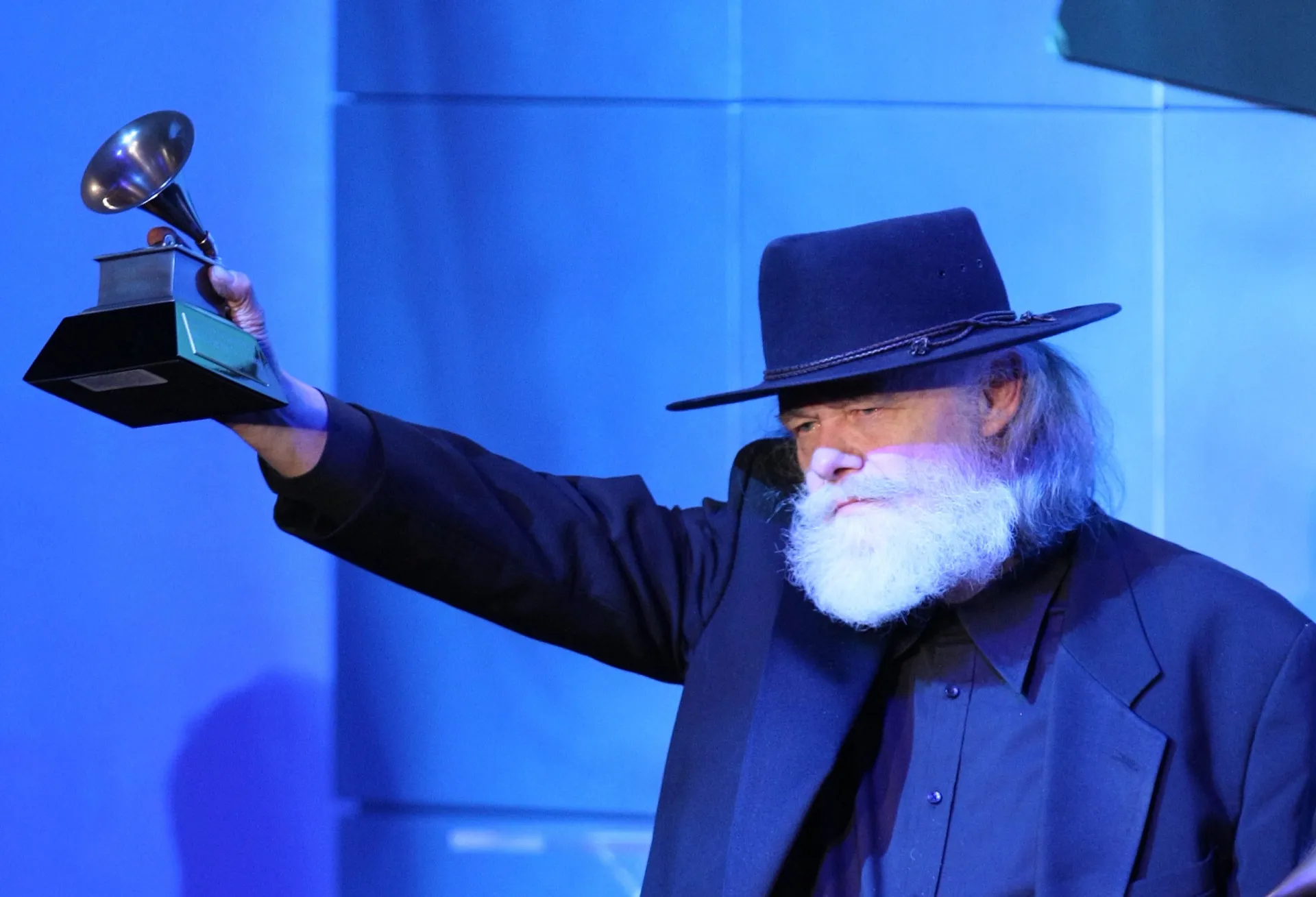 O multi-instrumentista Garth Hudson, da banda The Band, tocando teclado.
