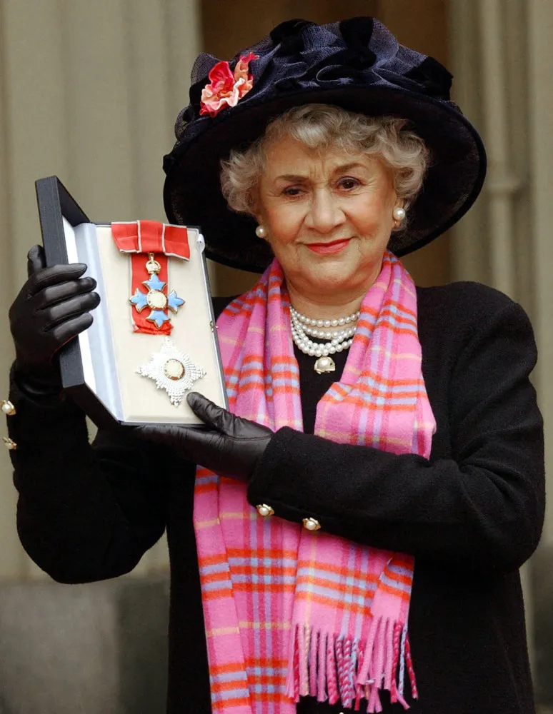 A atriz britânica Dama Joan Plowright, com um sorriso elegante.