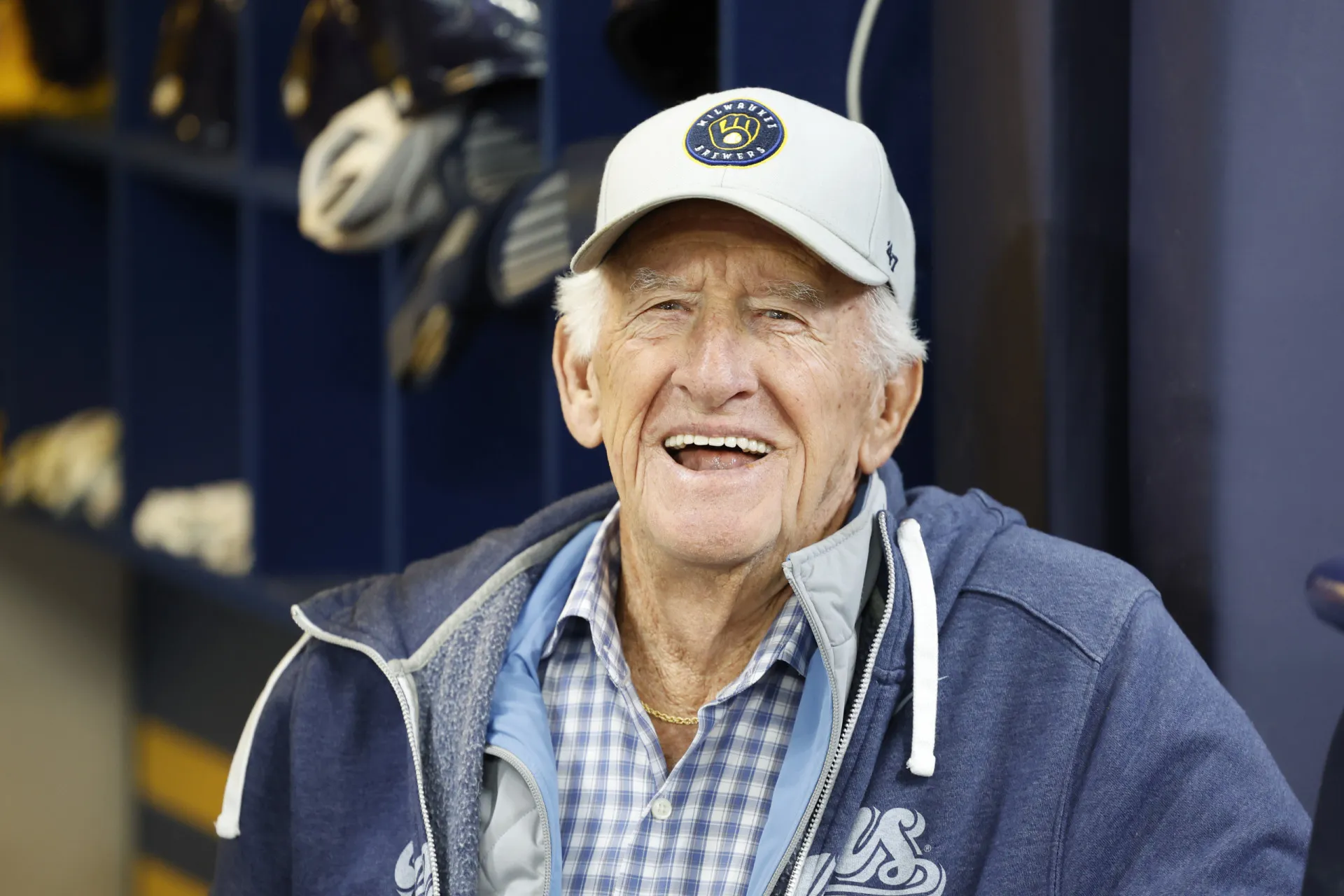 O apresentador esportivo e ator Bob Uecker, conhecido como 'Mr. Baseball', sorrindo.