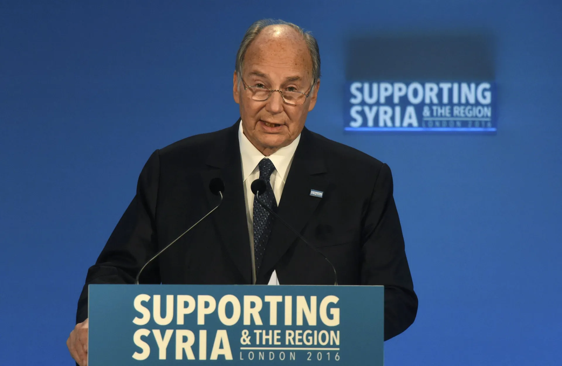 Aga Khan IV, líder espiritual dos muçulmanos xiitas ismaelitas, em um evento formal.