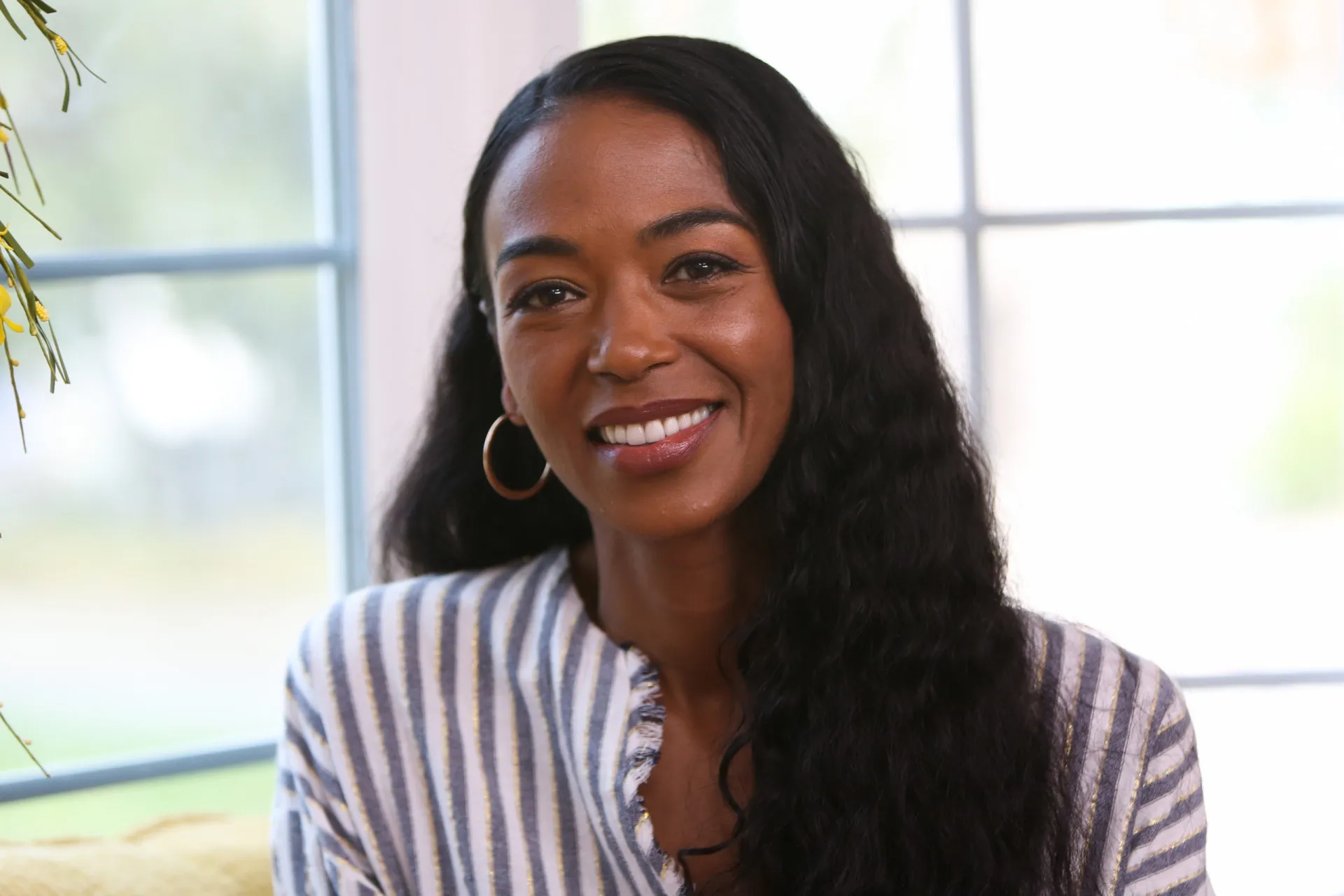 Ananda Lewis, ex-VJ da MTV, sorrindo para a câmera.