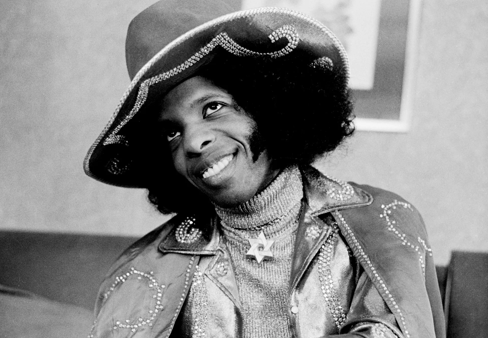 Sly Stone, vocalista do Sly and the Family Stone, em uma performance energética.