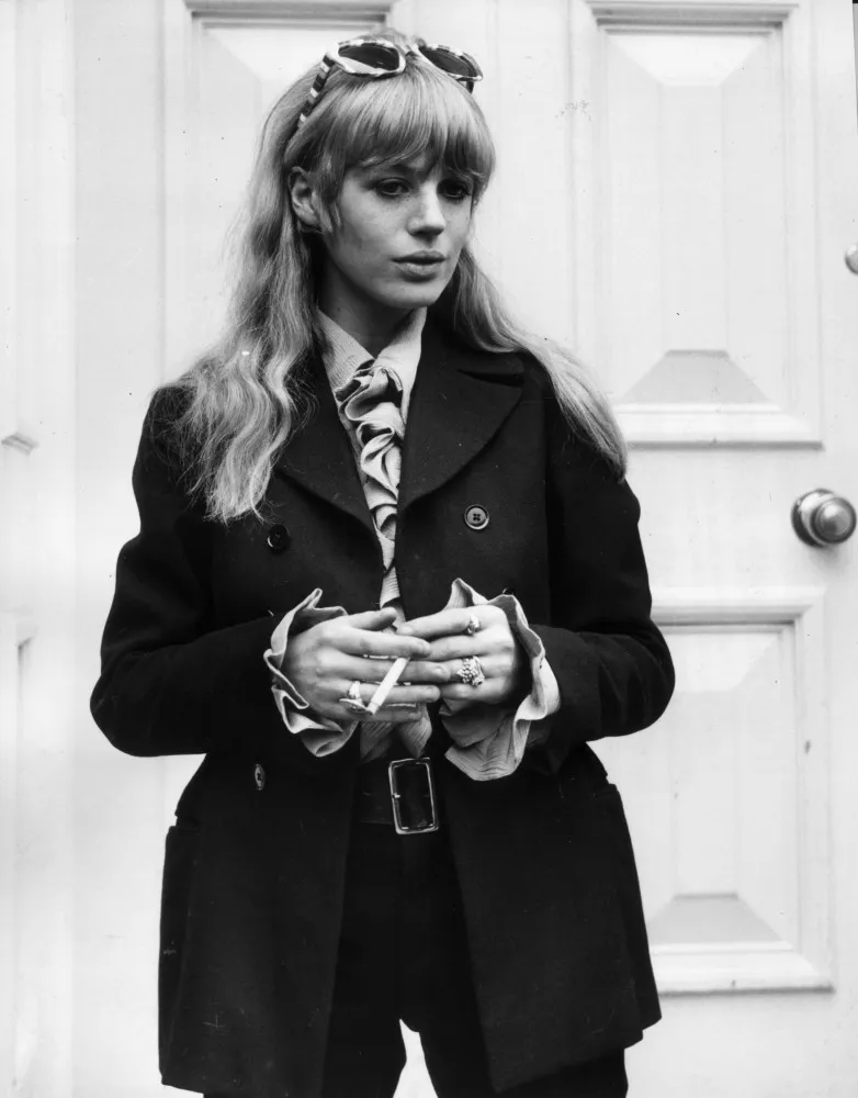 A cantora e atriz britânica Marianne Faithfull, um ícone da Swinging London.