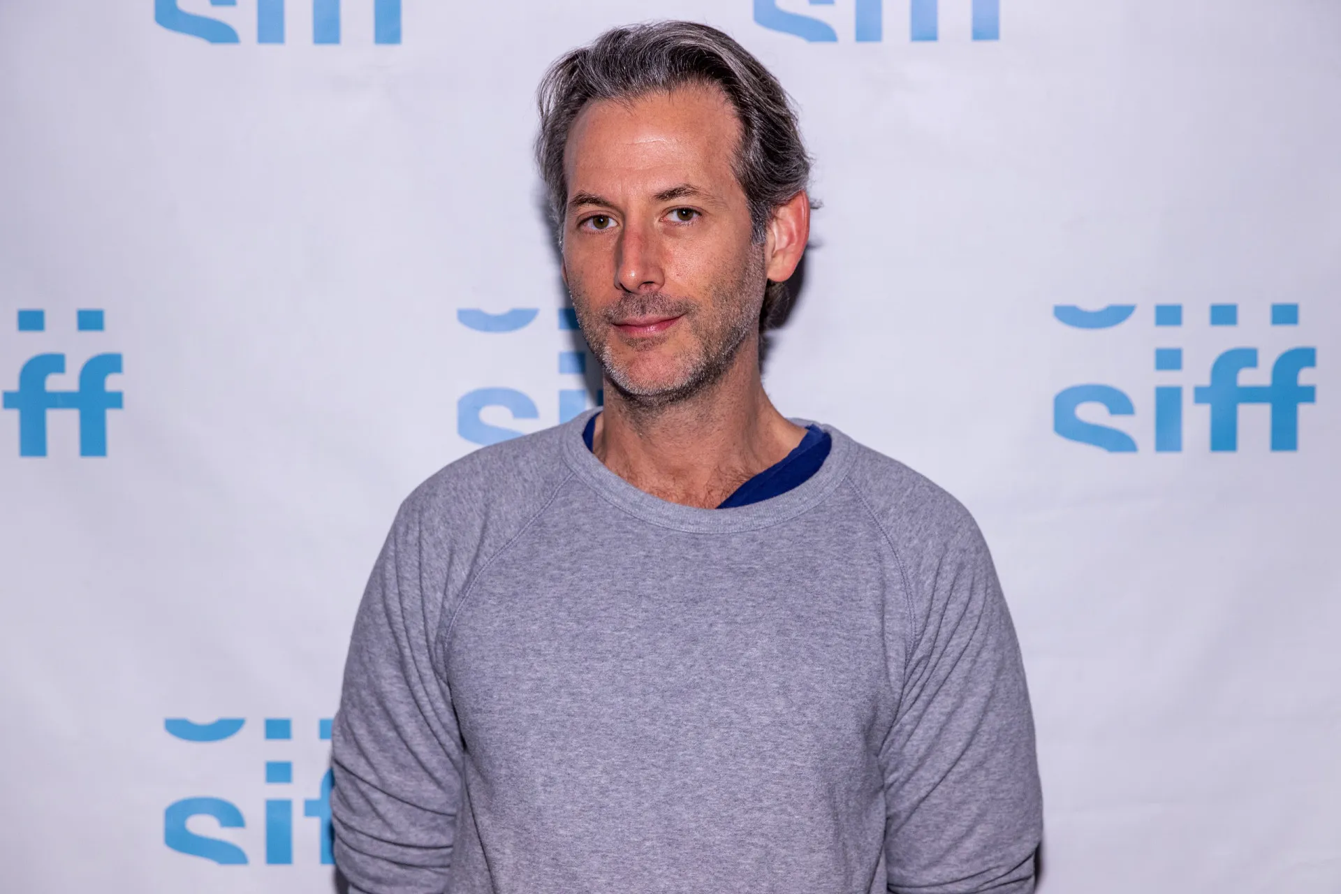 O cineasta Jeff Baena ao lado de sua esposa, a atriz Aubrey Plaza.
