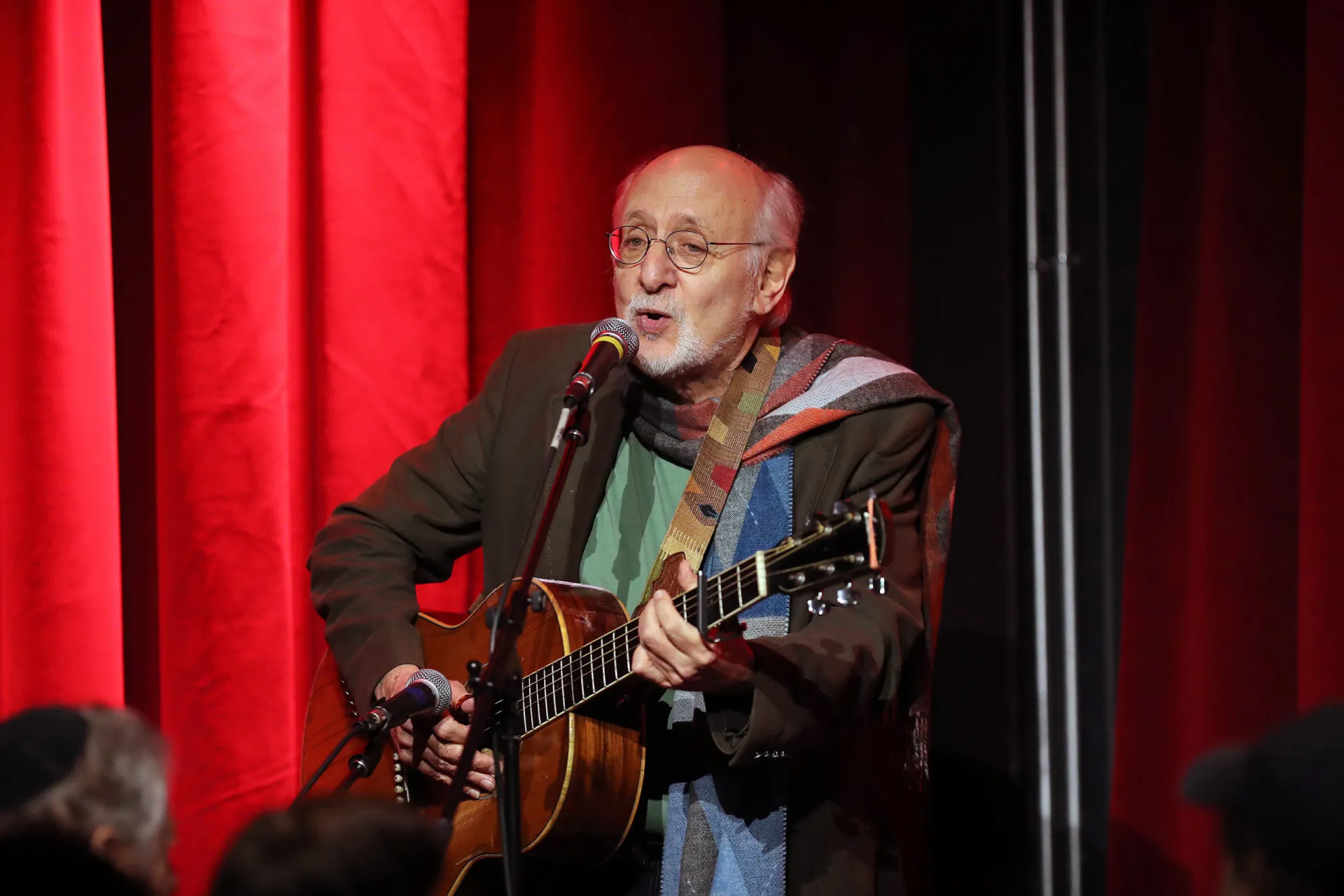 O cantor e compositor Peter Yarrow, do trio Peter, Paul and Mary, com seu violão.