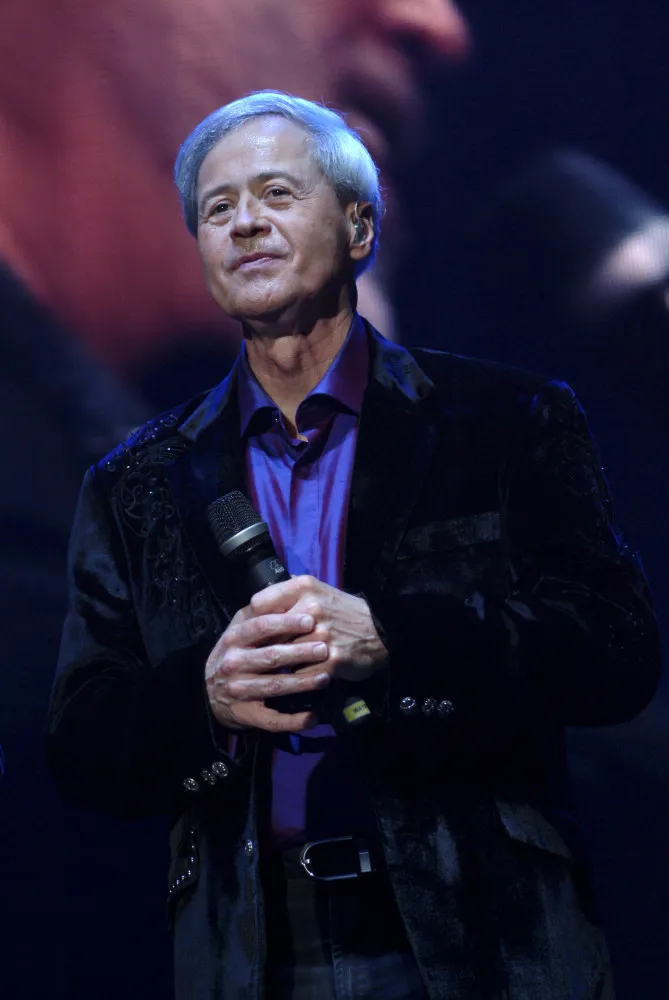 O cantor e músico Wayne Osmond sorrindo, um membro da famosa família Osmond.