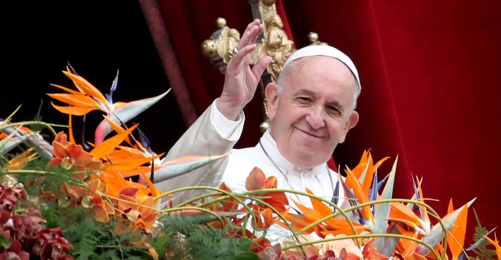 Papa Francisco acenando para uma multidão, com um sorriso sereno.