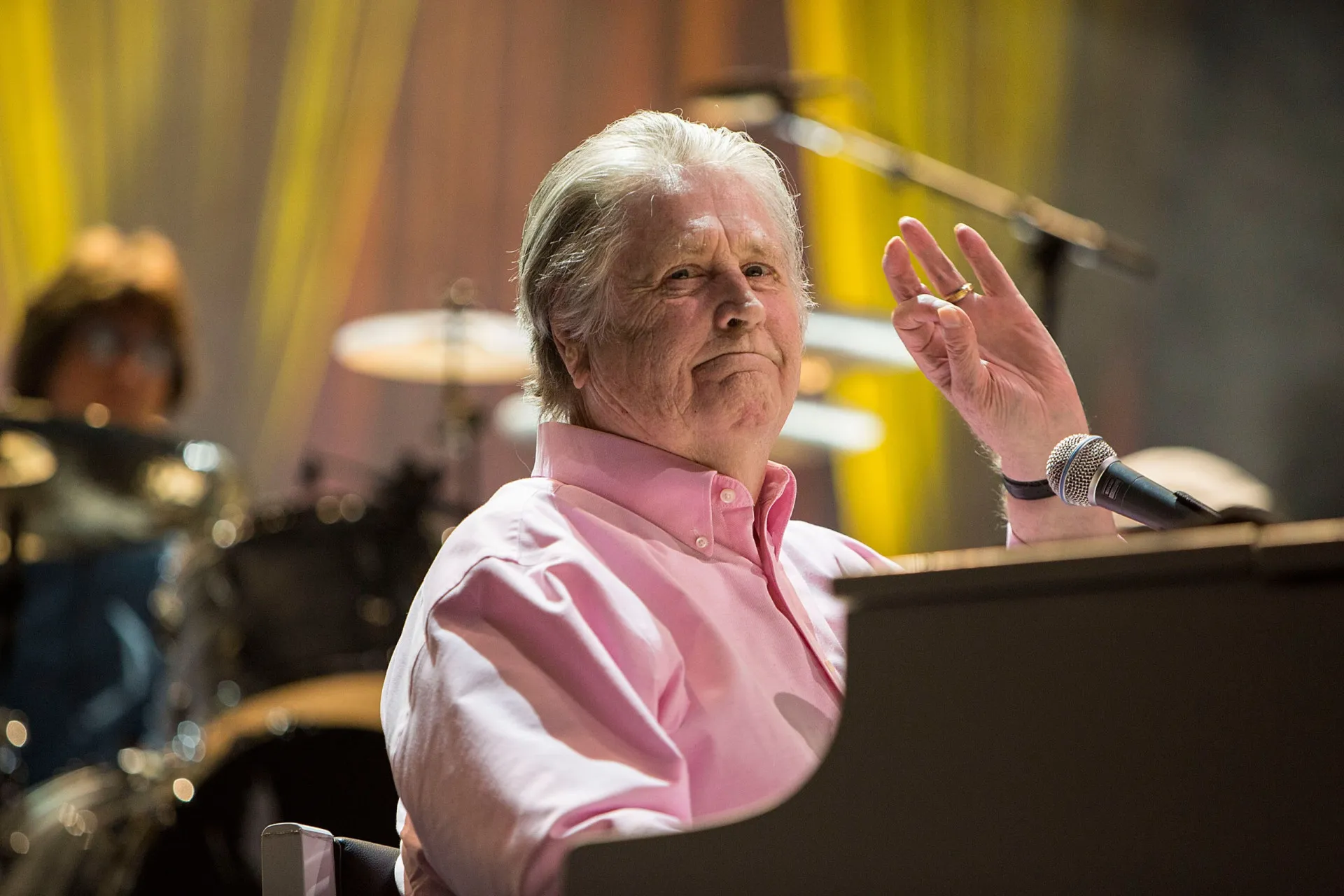 Brian Wilson, cofundador dos Beach Boys, com um olhar pensativo.