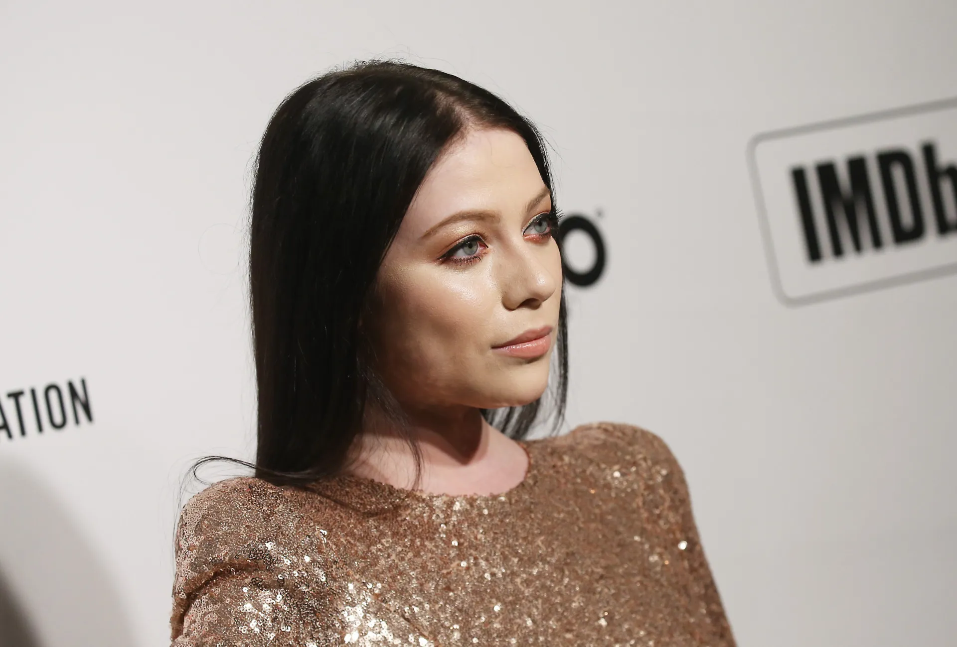 A atriz Michelle Trachtenberg, conhecida por 'Gossip Girl', em um evento de tapete vermelho.