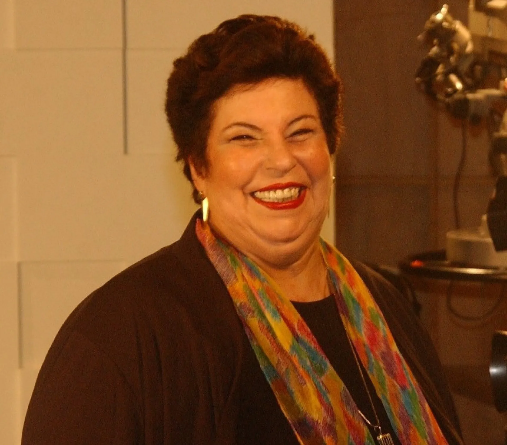 A cantora Nana Caymmi durante uma apresentação, com expressão intensa.