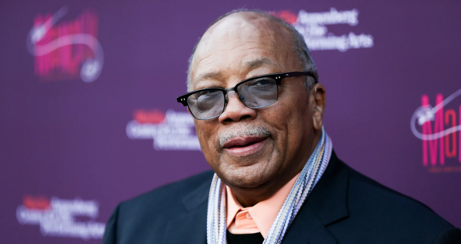 O lendário produtor musical Quincy Jones em estúdio.
