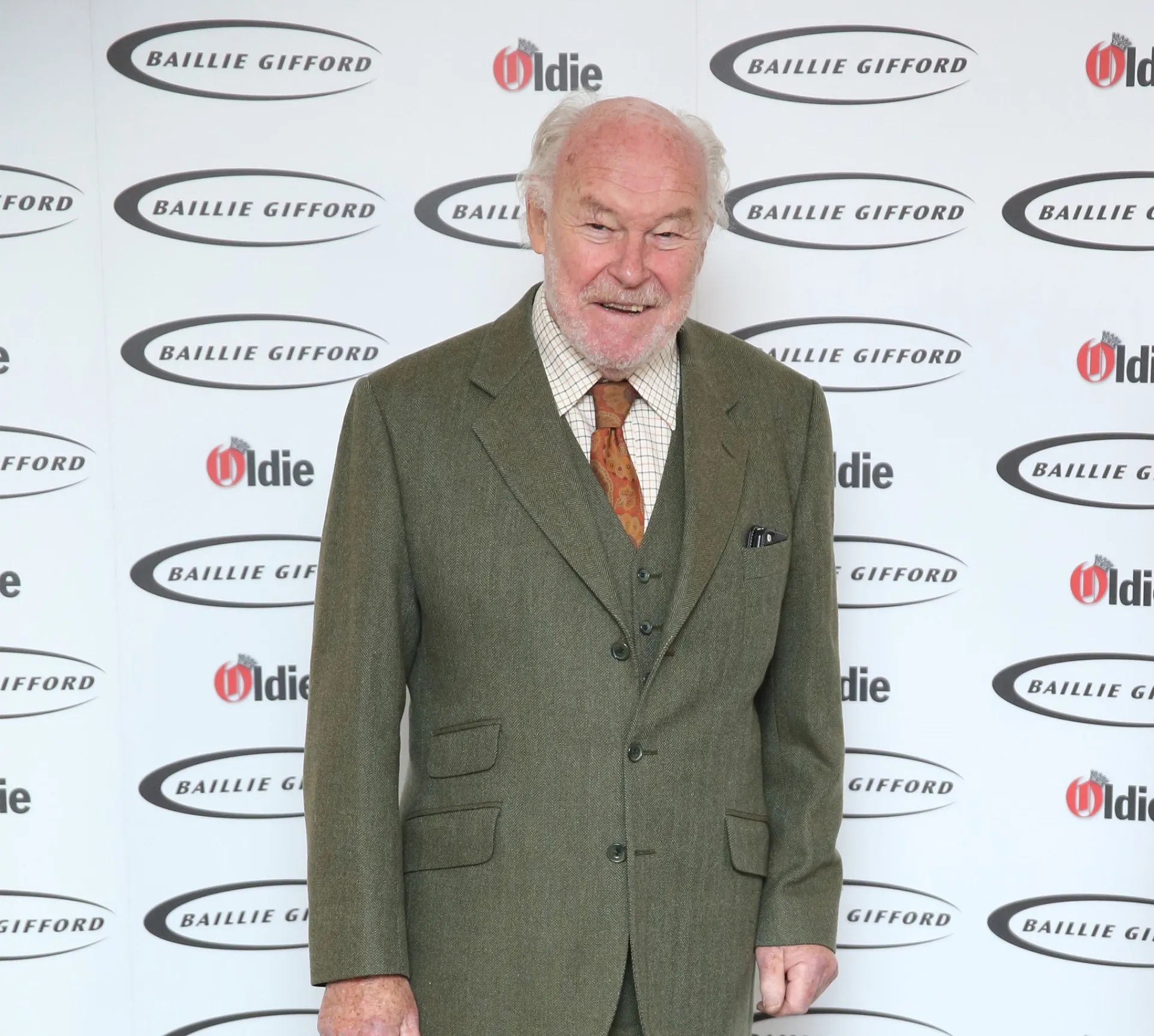 O lendário ator britânico Timothy West em uma foto de estúdio.
