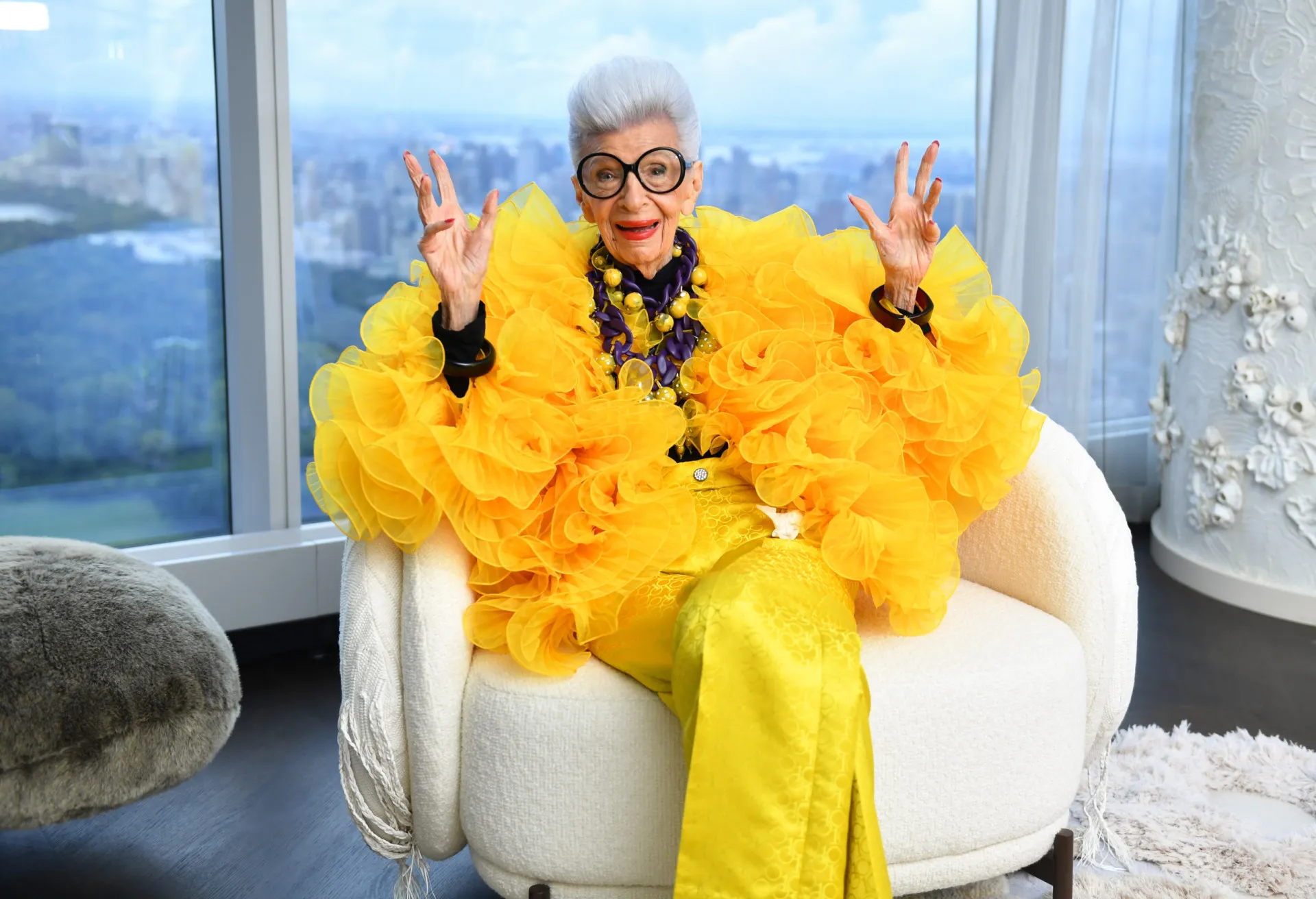 O ícone da moda Iris Apfel, com seus óculos característicos.