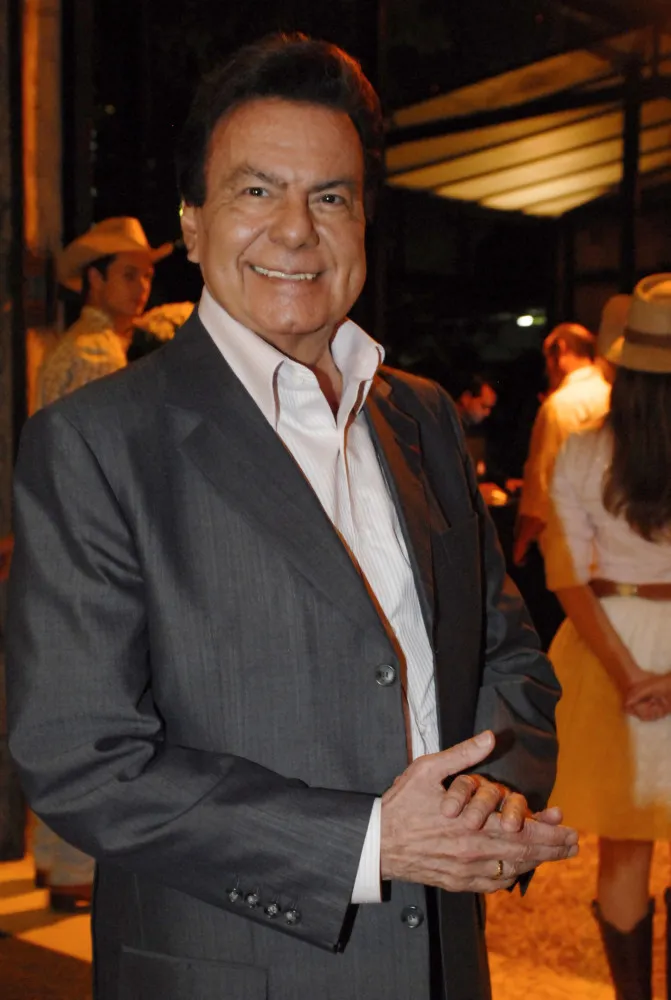 O cantor Agnaldo Rayol em uma apresentação na TV.