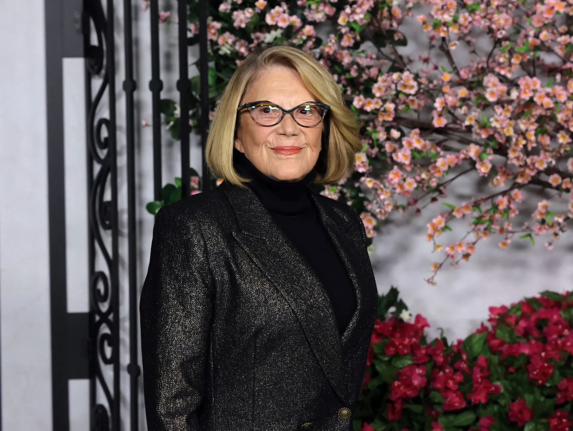 A atriz Linda Lavin sorrindo em um evento de gala.