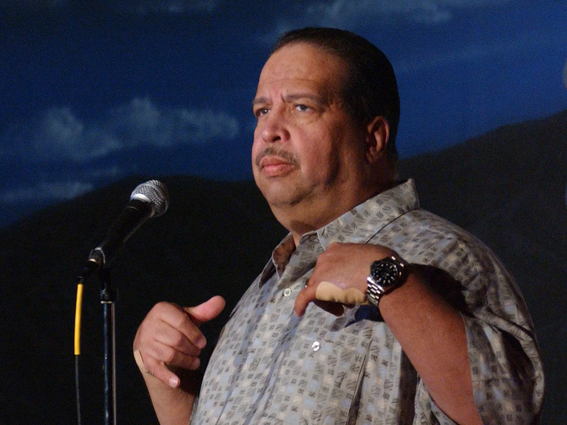 O comediante Rudy Moreno, o 'Padrinho da Comédia Latina'.