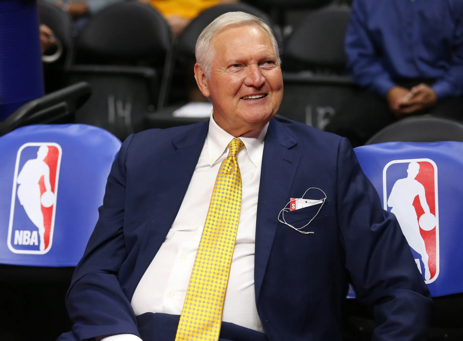 Jerry West, a lenda do basquete cuja silhueta inspirou o logo da NBA.