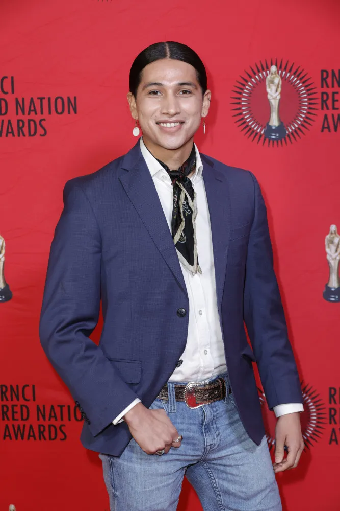 O jovem ator nativo americano Cole Brings Plenty.