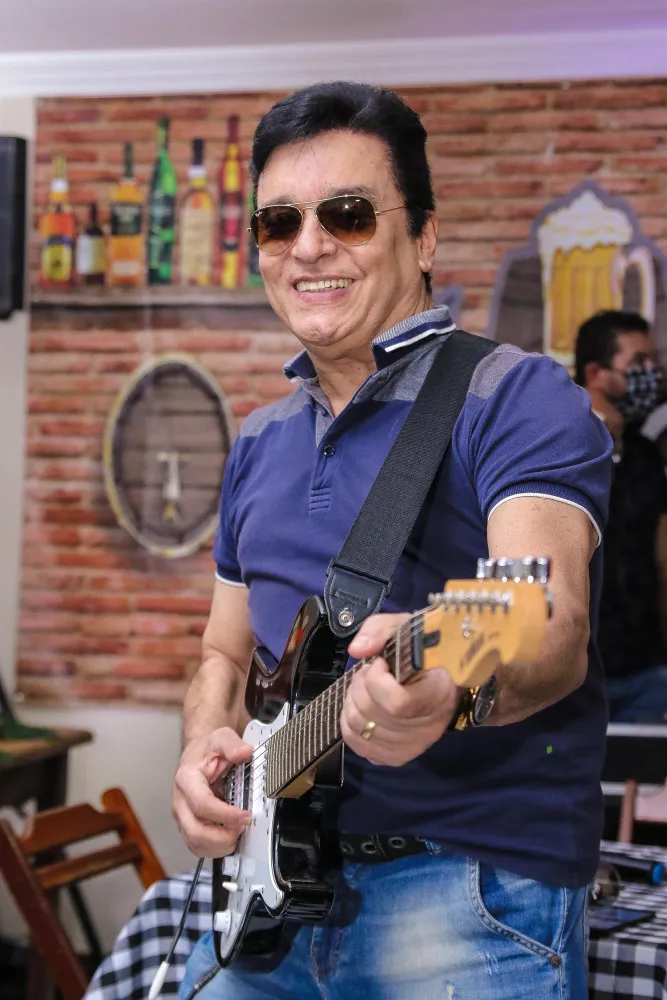 O cantor Nahim, ícone popular dos anos 80.