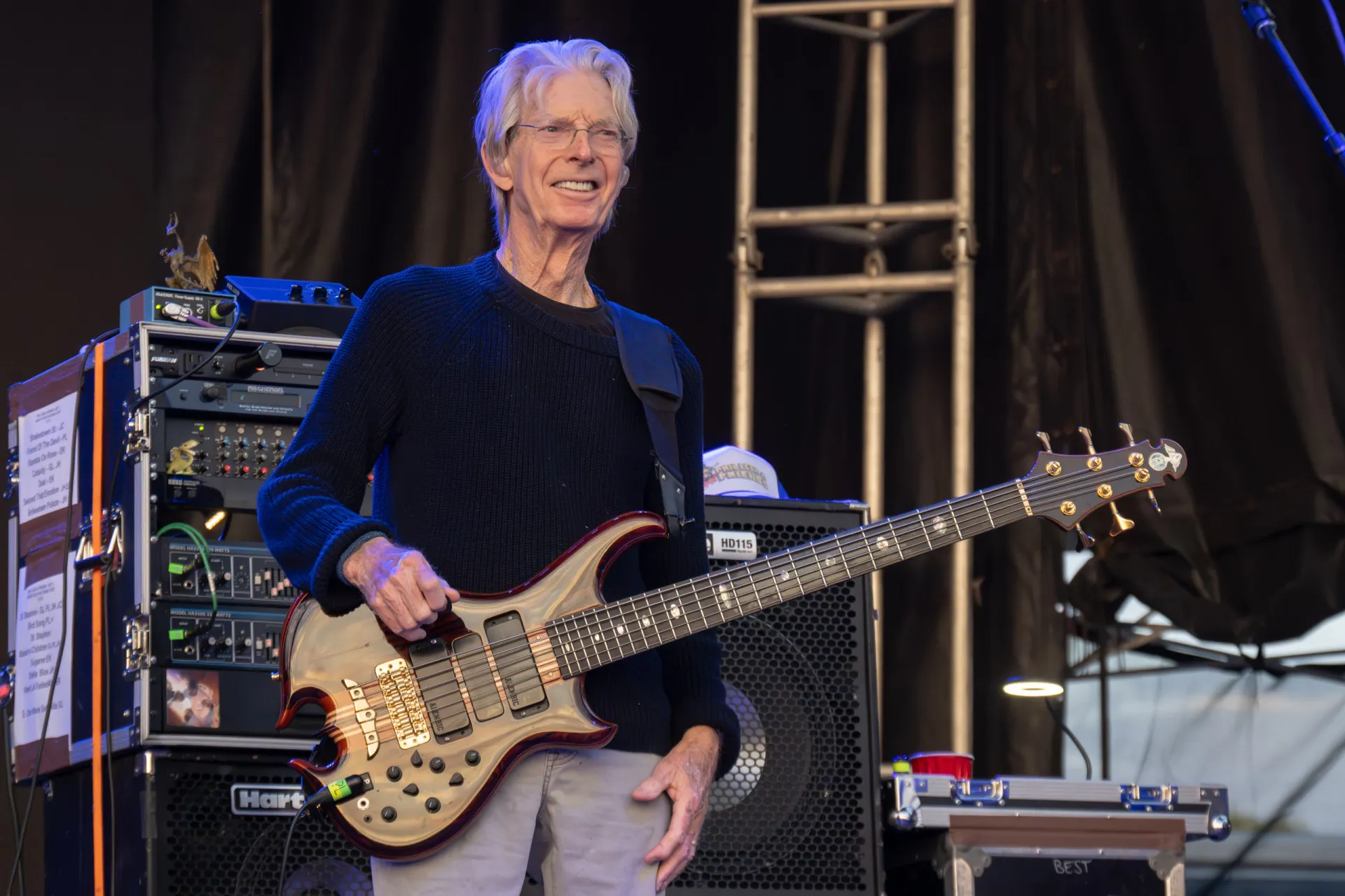 Phil Lesh, baixista e membro fundador do Grateful Dead, no palco.