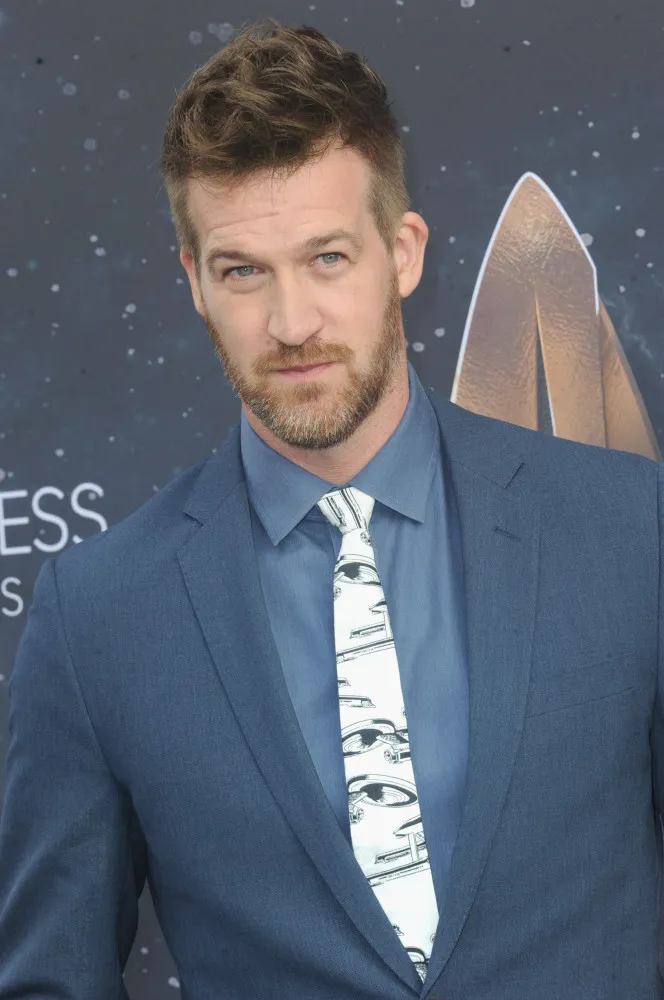O ator Kenneth Mitchell, de 'Capitã Marvel' e 'Star Trek'.