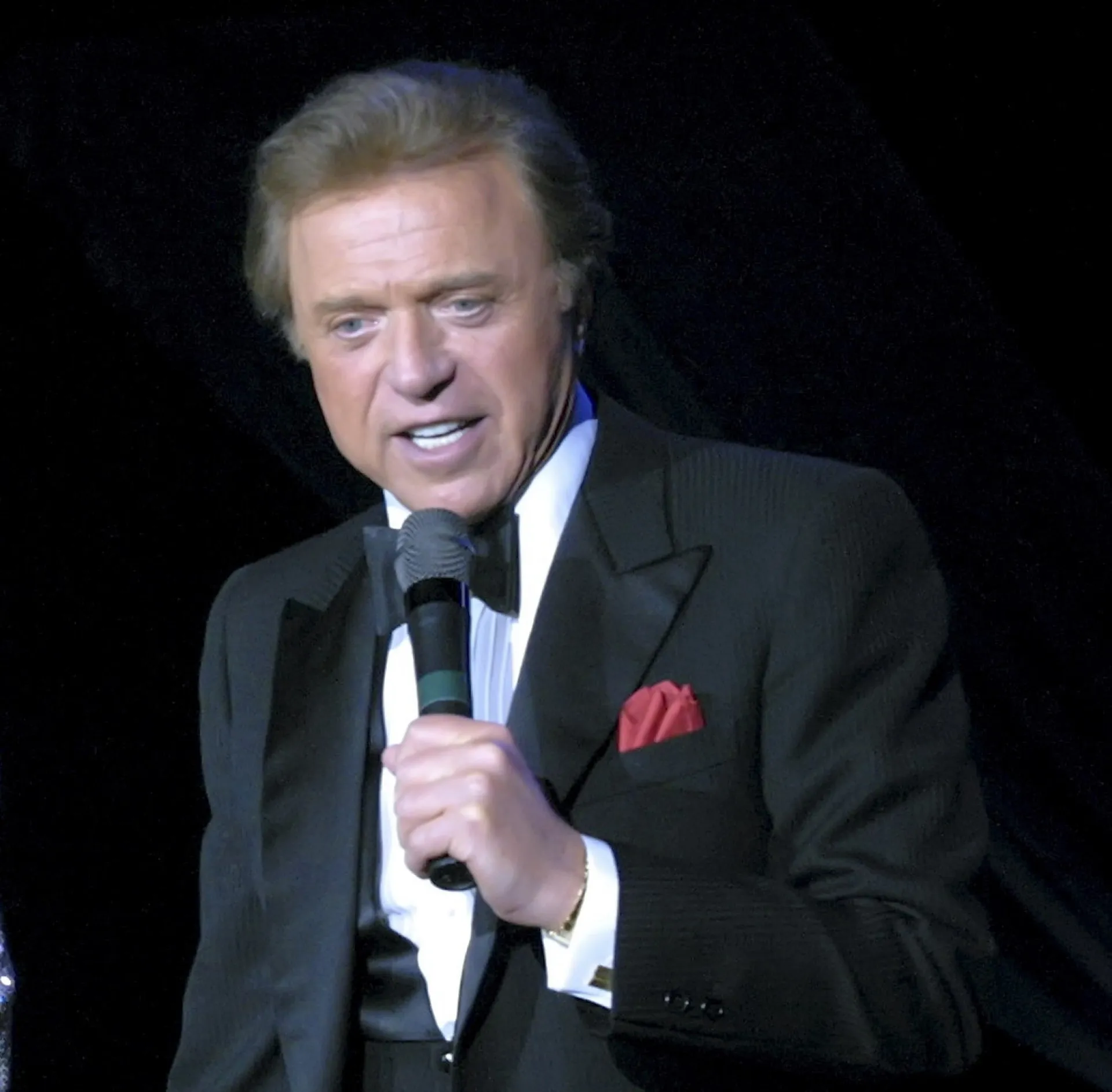 O cantor romântico Steve Lawrence.
