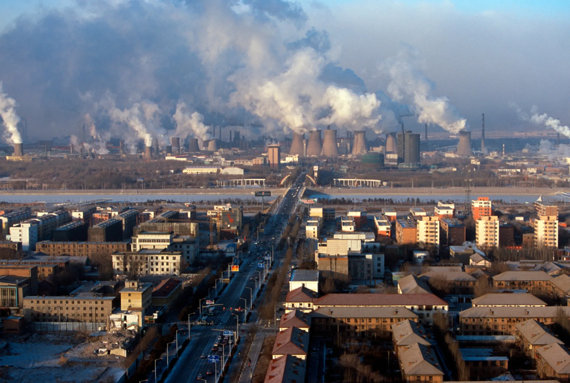 Cidade chinesa coberta por uma espessa camada de poluição atmosférica (smog).