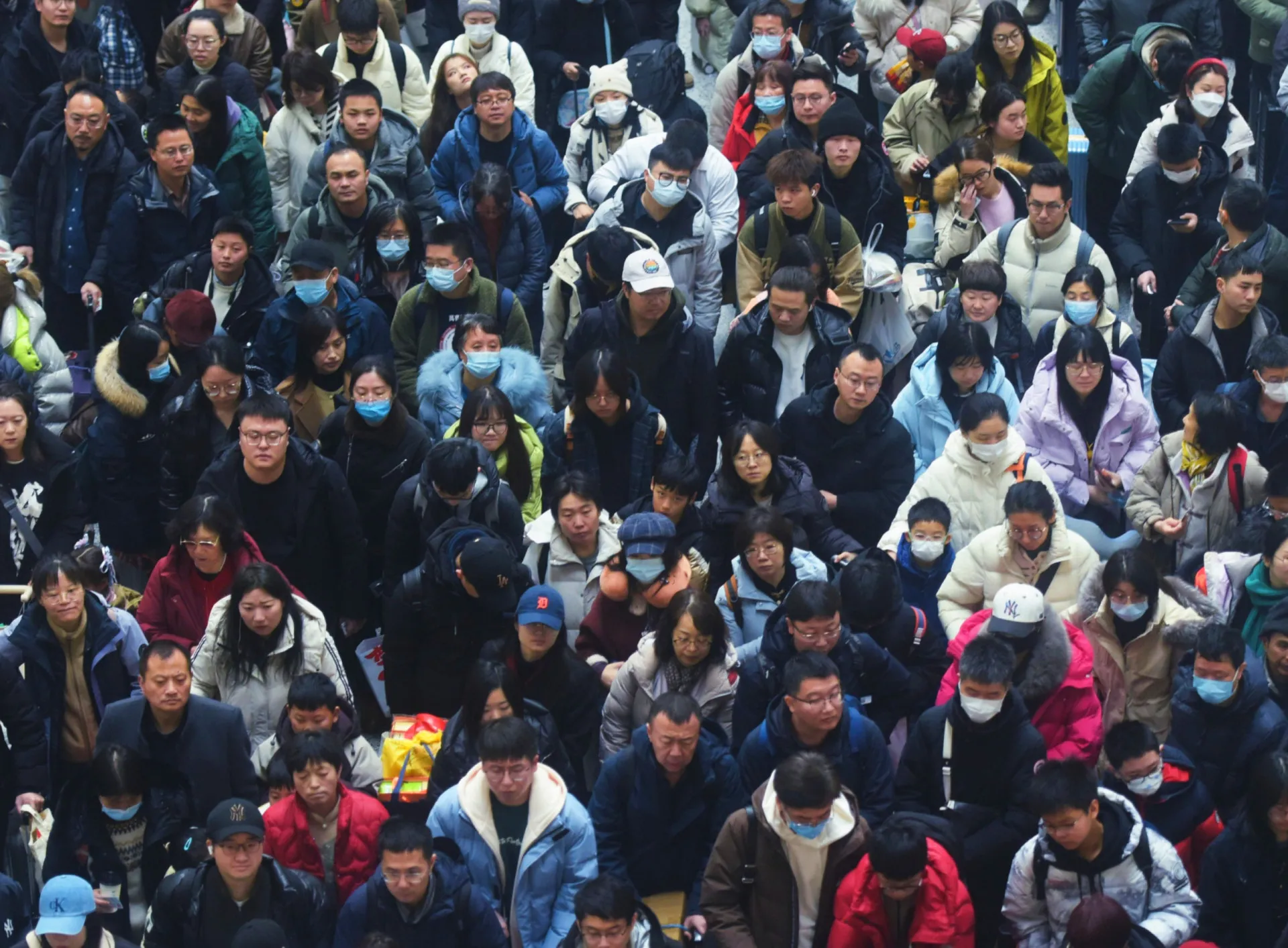 Multidão de pessoas caminhando em uma rua movimentada na China.