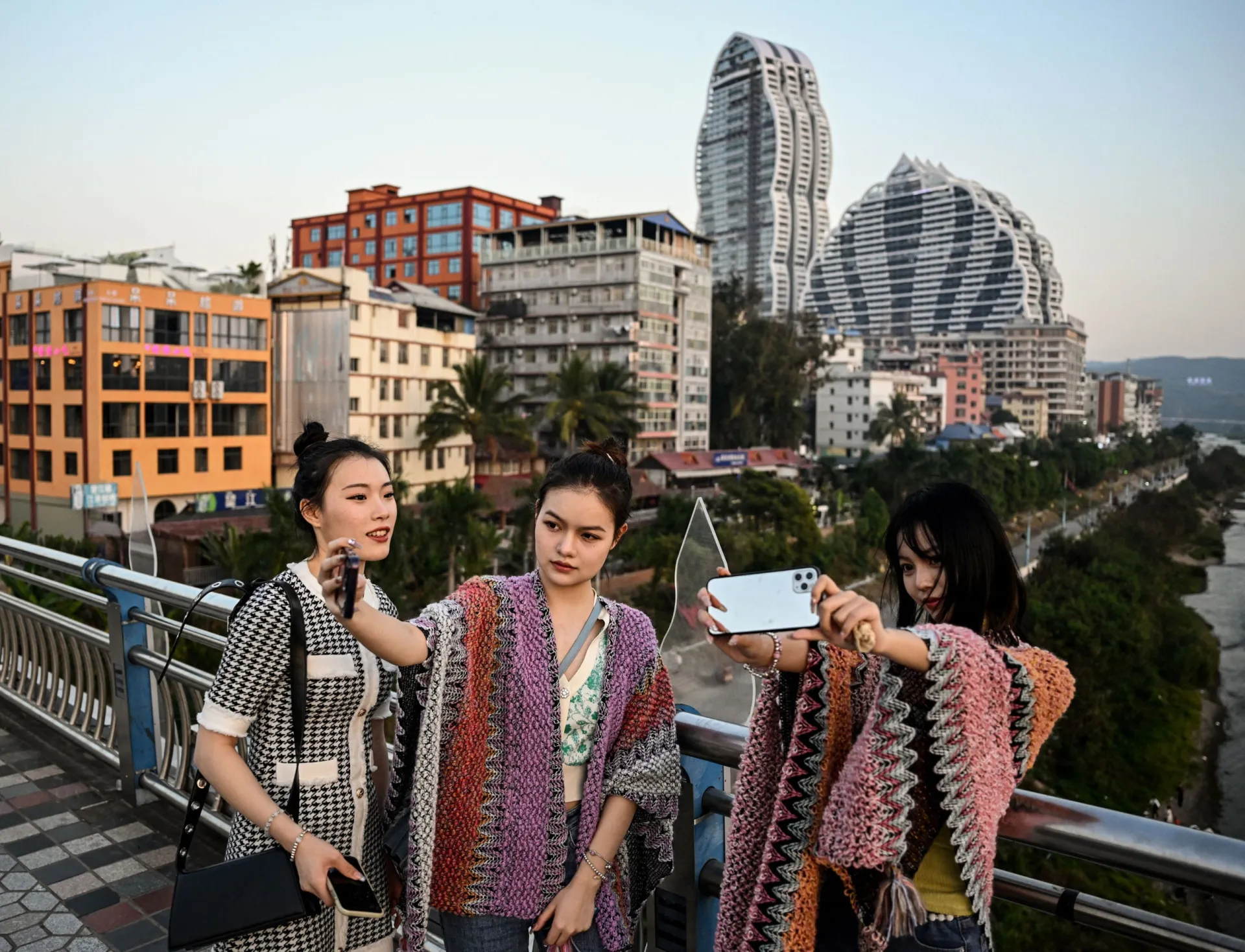 Mulher chinesa com expressão preocupada, refletindo a ansiedade sobre a saúde.
