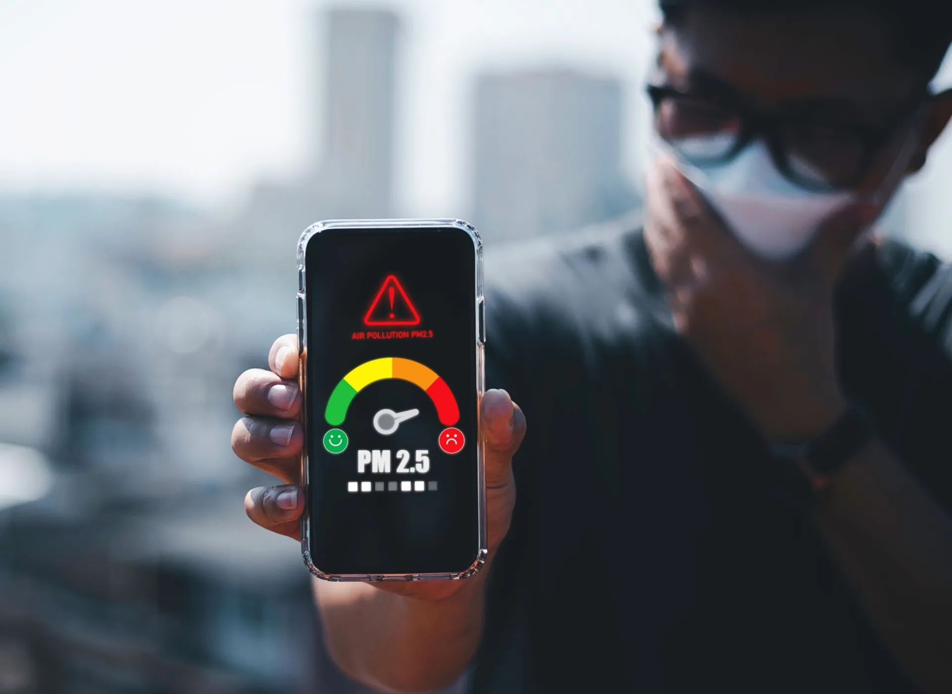Cientista olhando em um microscópio, simbolizando a busca por respostas em nível celular.