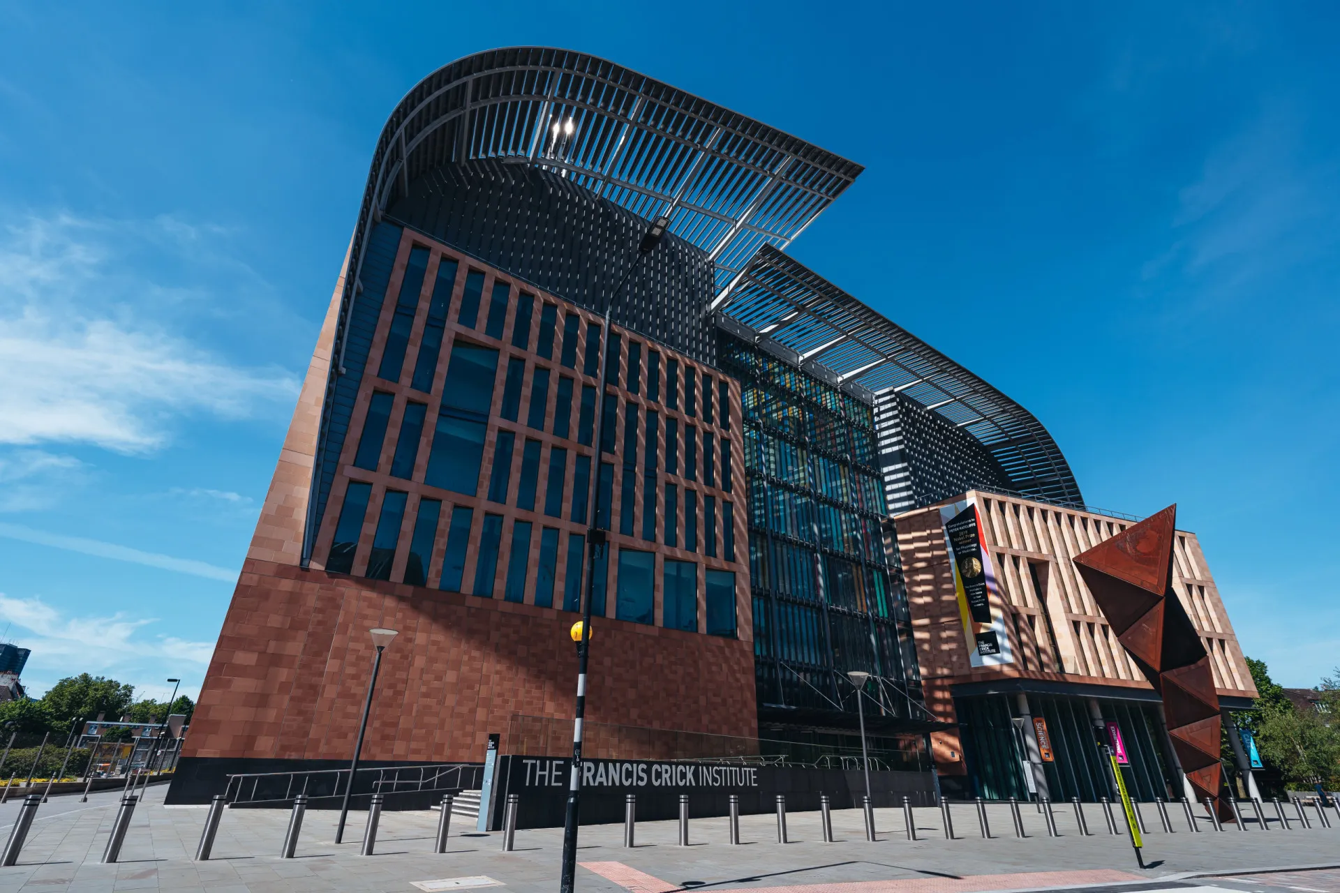 Fachada moderna do Francis Crick Institute, um centro de pesquisa biomédica em Londres.