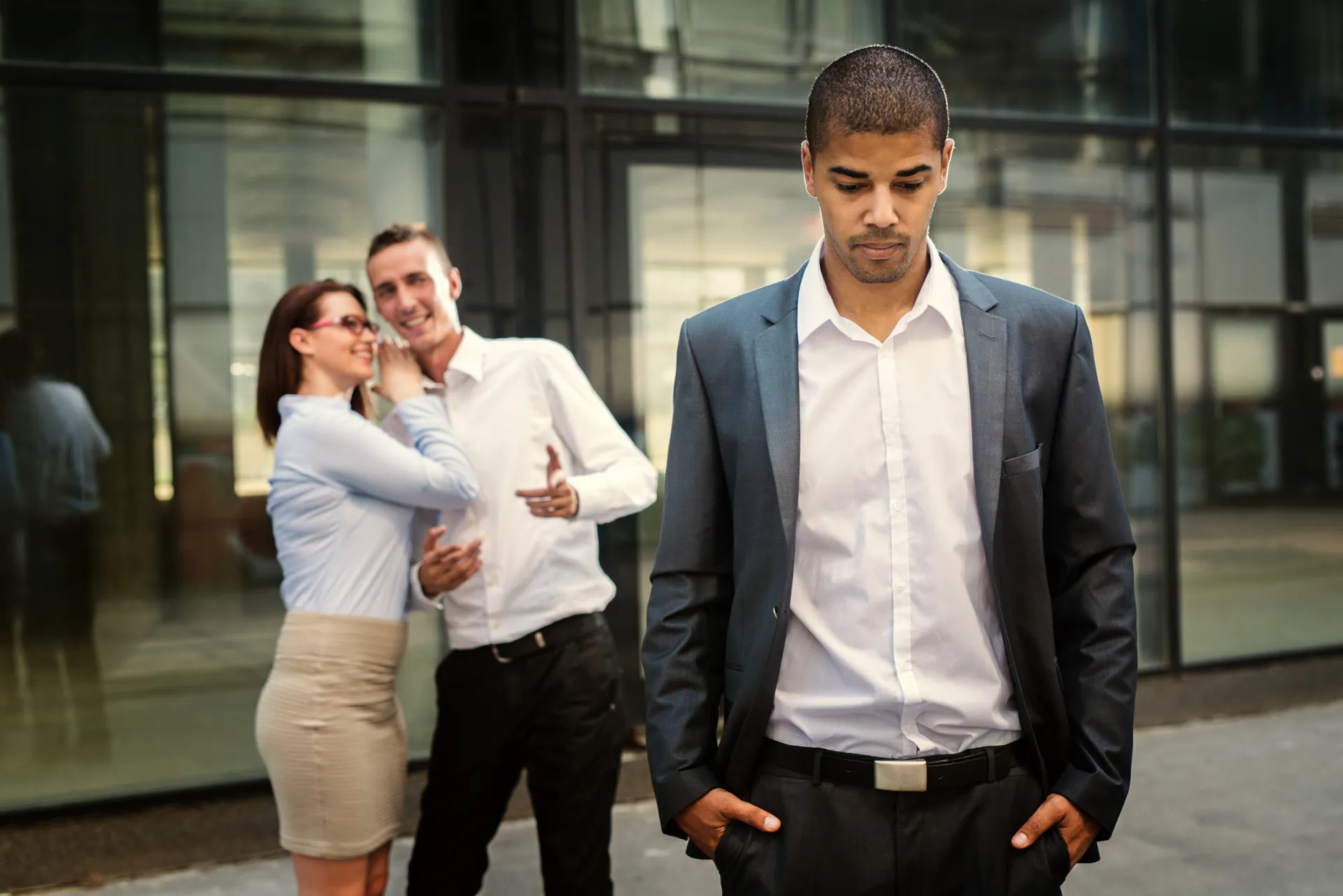 Duas pessoas discutindo em um ambiente de trabalho, representando o conflito adulto.