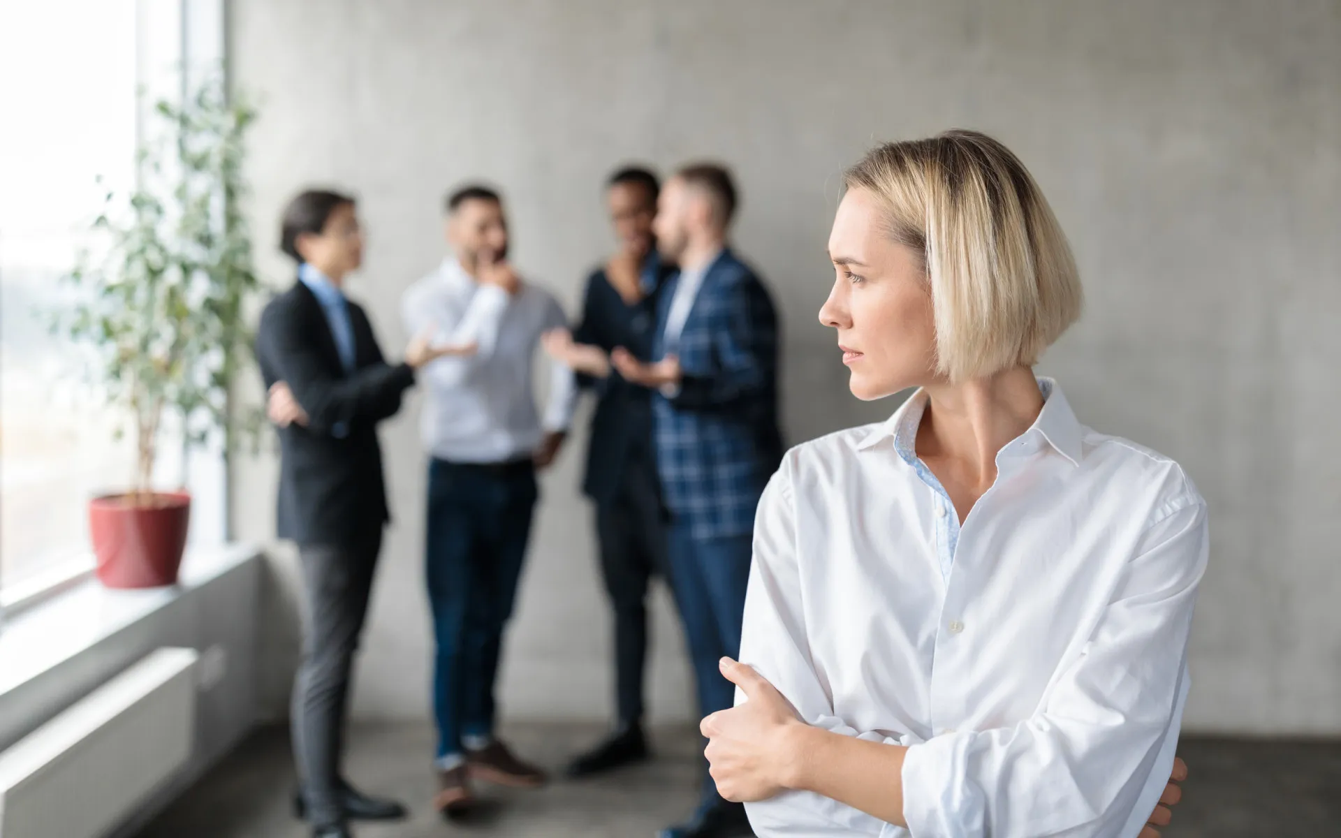 Grupo de pessoas observando uma situação de bullying sem intervir, com expressões de medo.