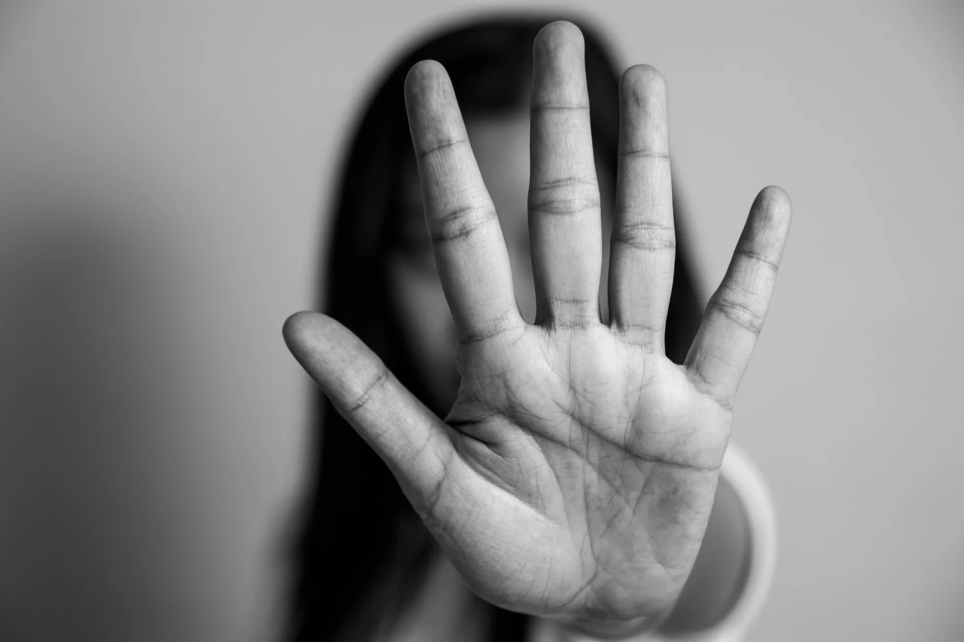 Mulher em posição de poder e confiança, pronta para se defender.