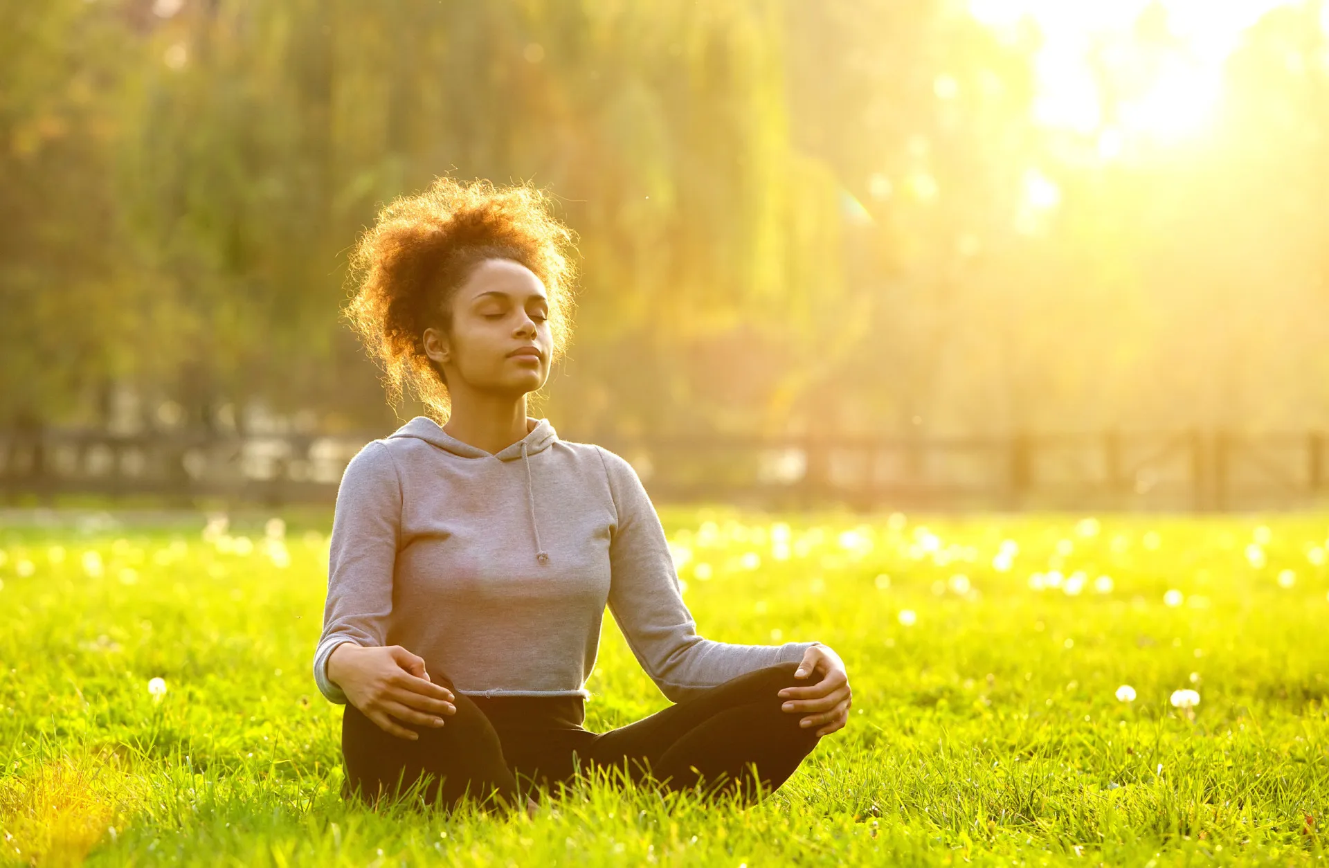 Mulher meditando com uma expressão serena, trabalhando sua força interior.
